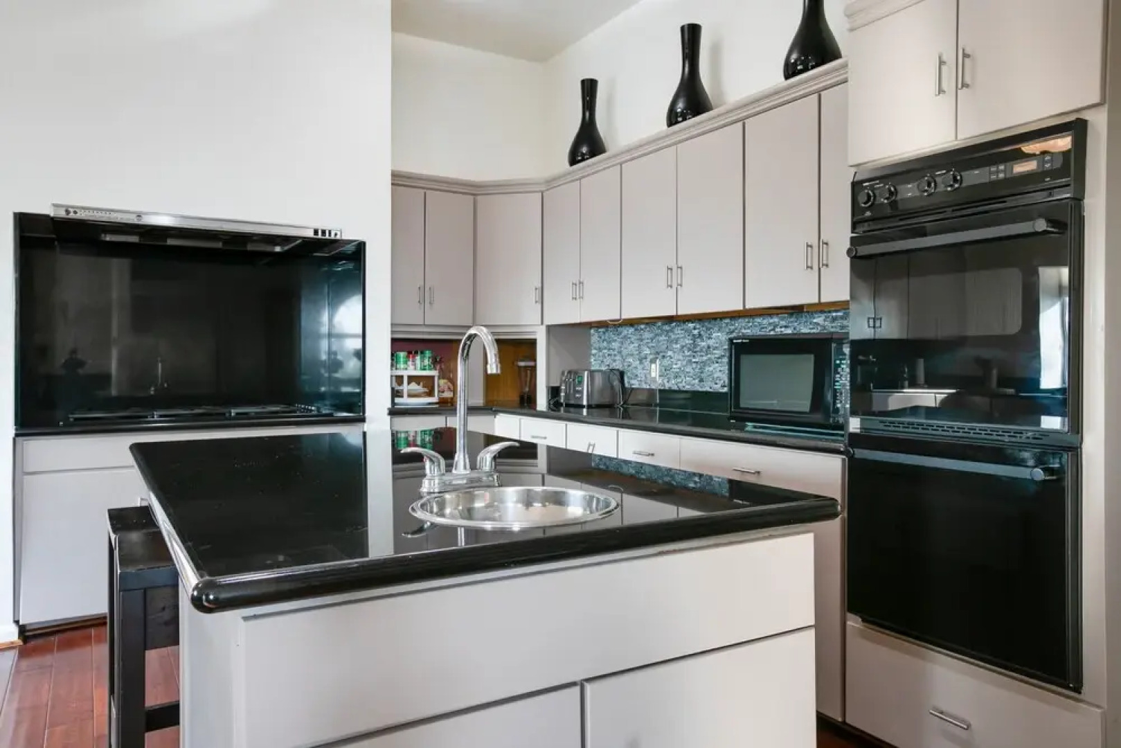 Sunny Pasadena Mansion, Sparkling Heated Pool & Projector Room!