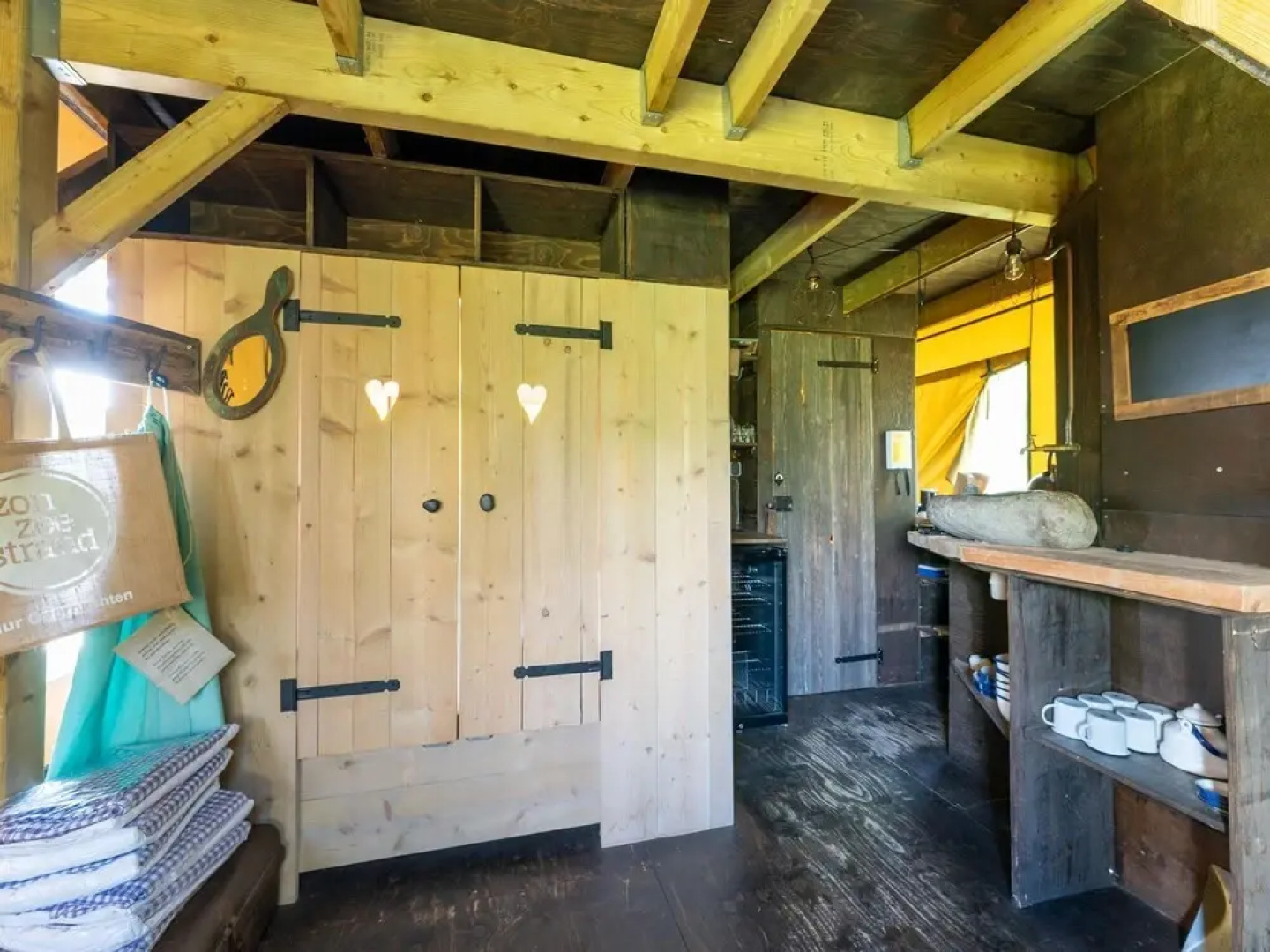 Wonderful Beach Lodge for 8 People near Beach, Sea, & Village of Callantsoog