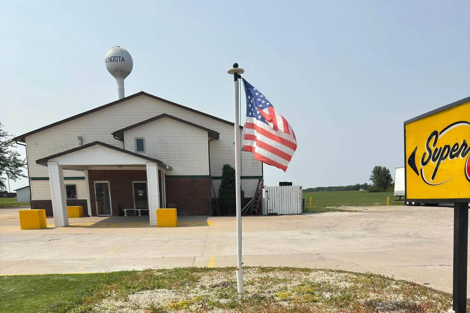 Super 8 by Wyndham Mendota I-39