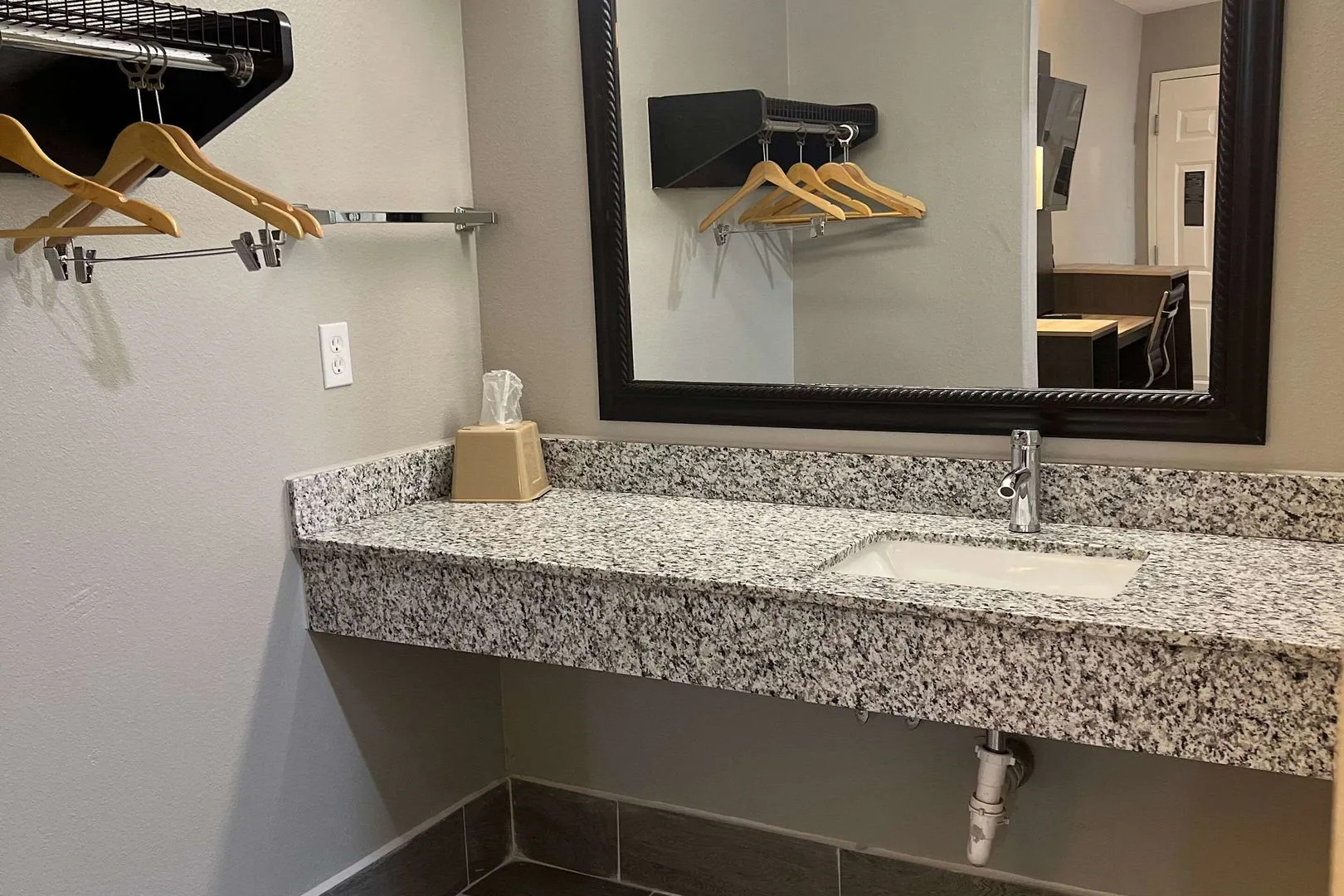 Econo Lodge Inn & Suites