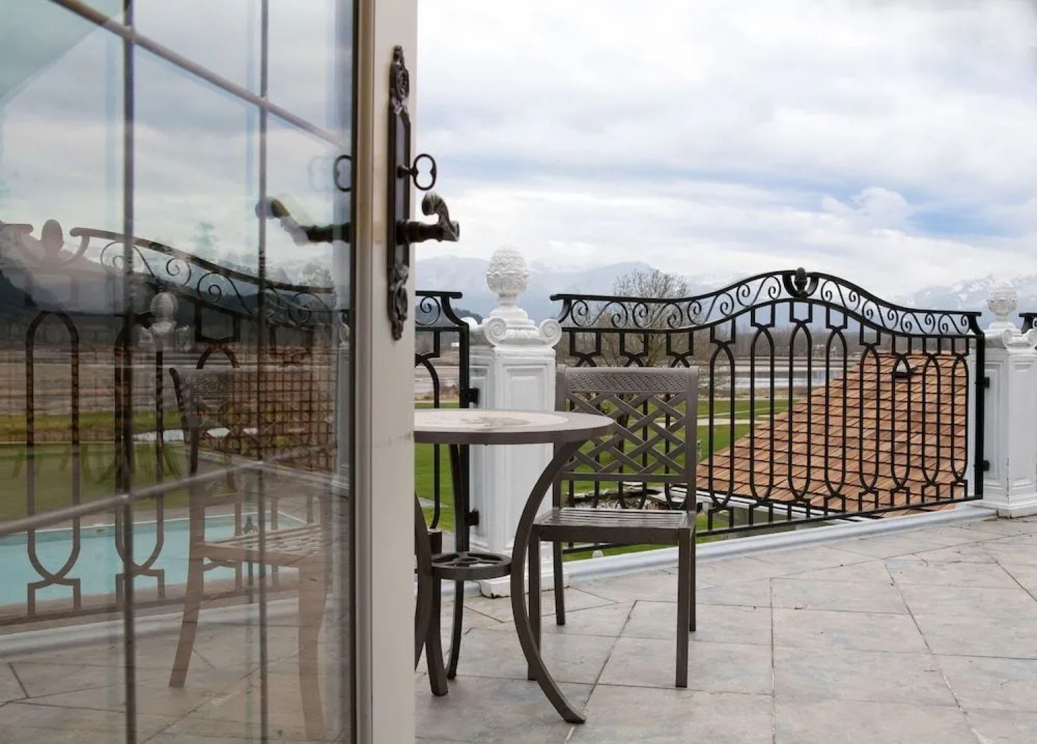 Rowena's Inn On The River