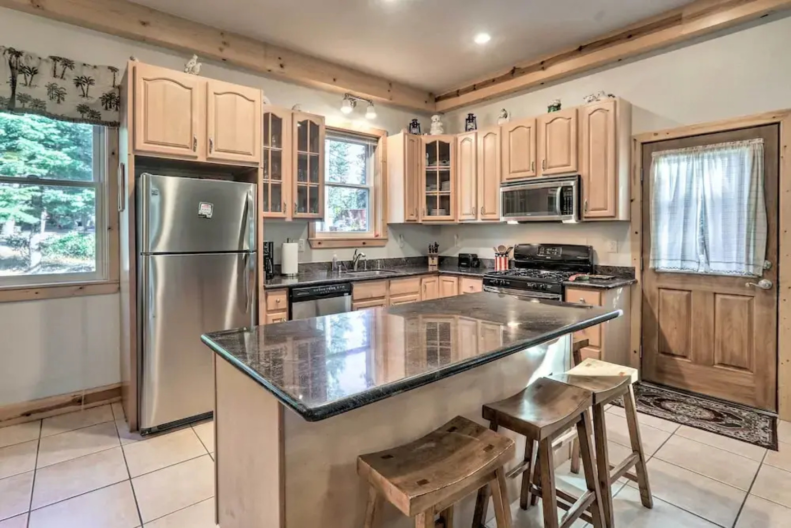 Carnelian Bay Home w/ Hot Tub Near Tahoe Skiing