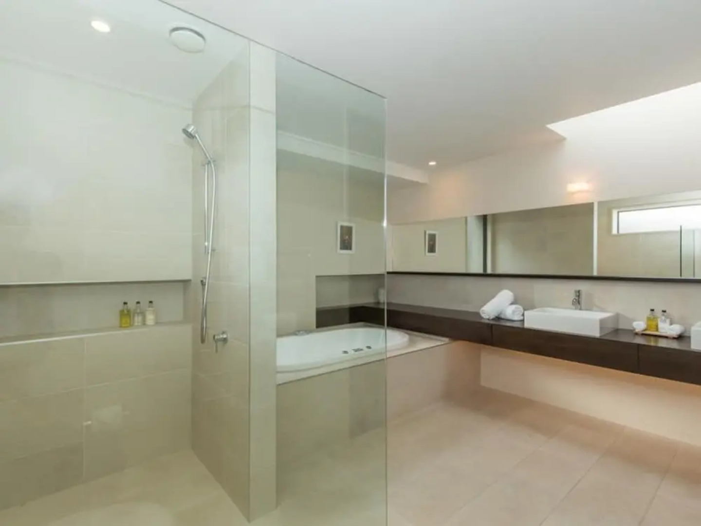 Lakeshore Springs Apartments