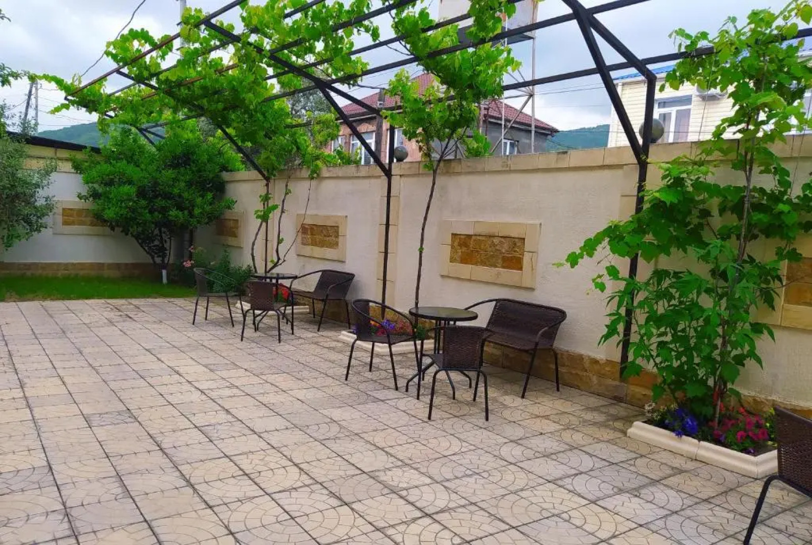 Guest House on Druzhby 1