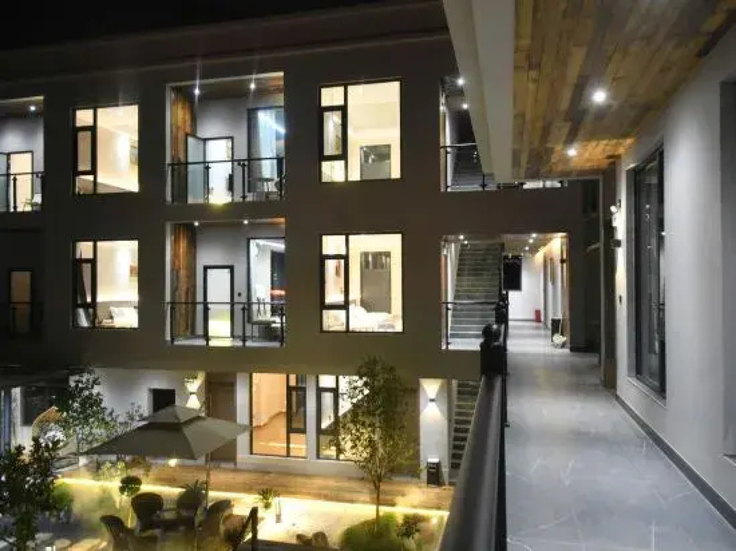 Shiping Longhe Mountain House