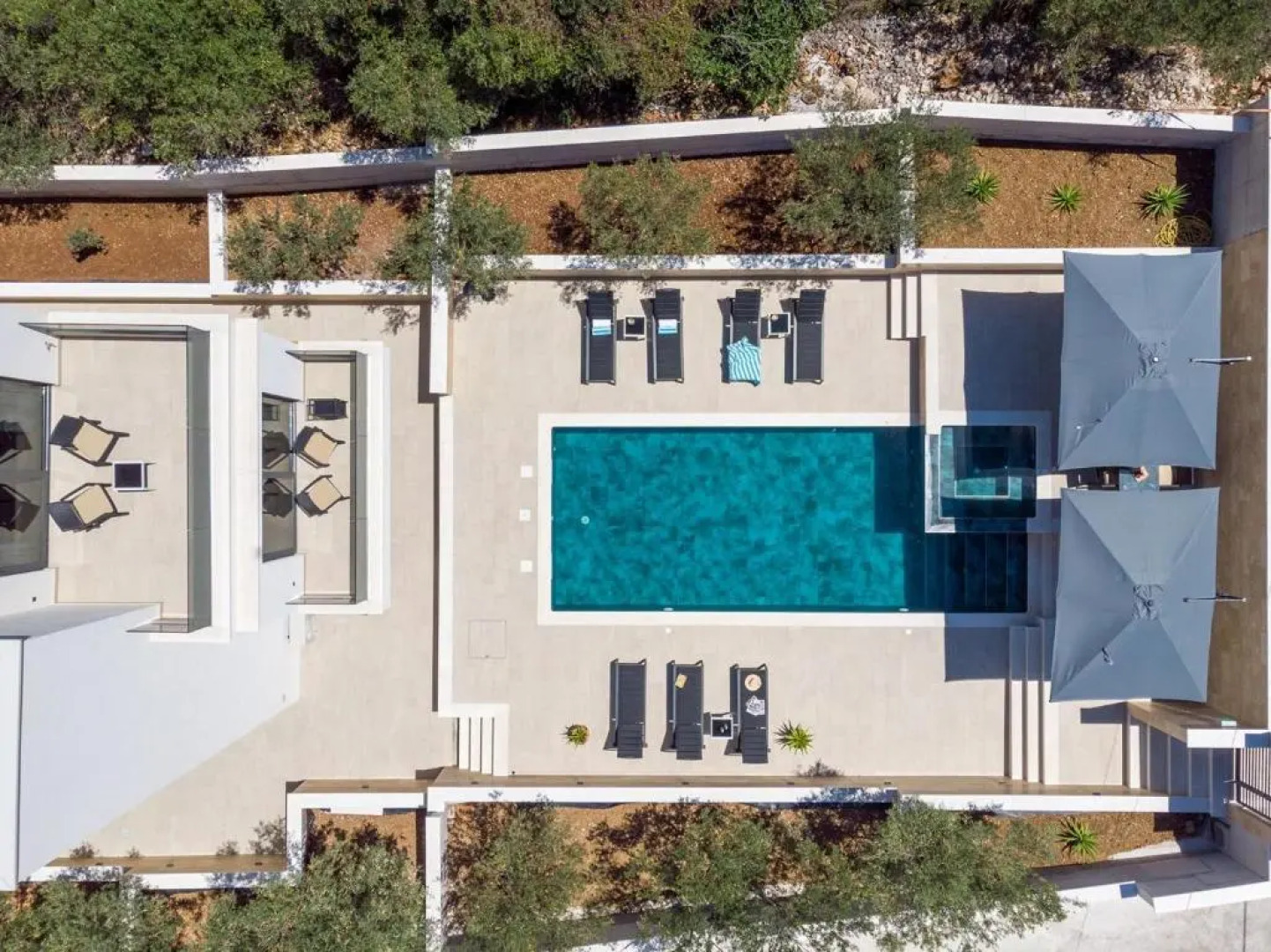 NEW! Villa Lady Maris with heated private pool, 5 en-suite bedrooms, 70m from beach