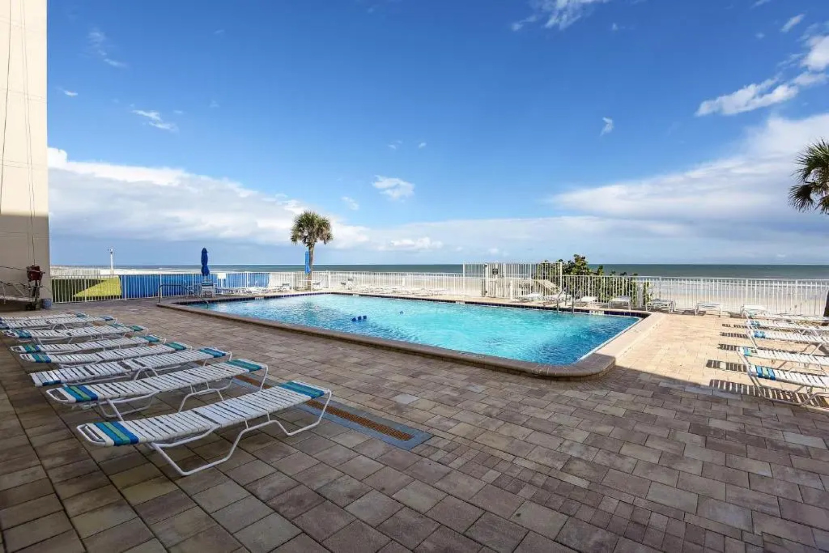 Pat's Paradise - 7030N