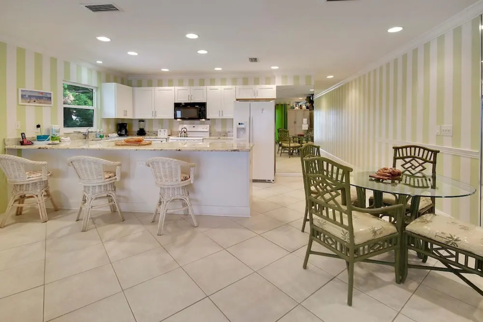Sunset Villas 4 Awesome Views/2 Balconies/pool/deck/bbq!
