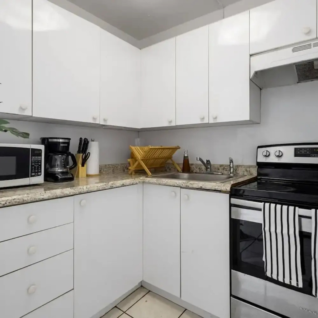 Bayshore Bliss- Cozy Space Pool Views