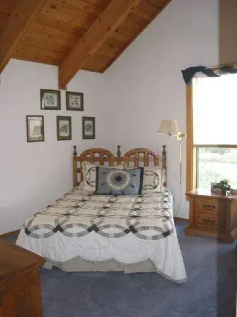 Aunt M's Kick Back 3 Br Cabin by RedAwning