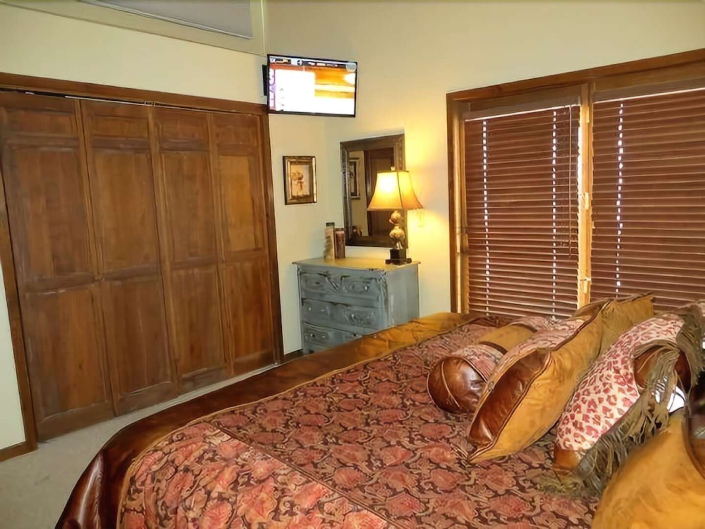 Crested Mountain North by CB Lodging