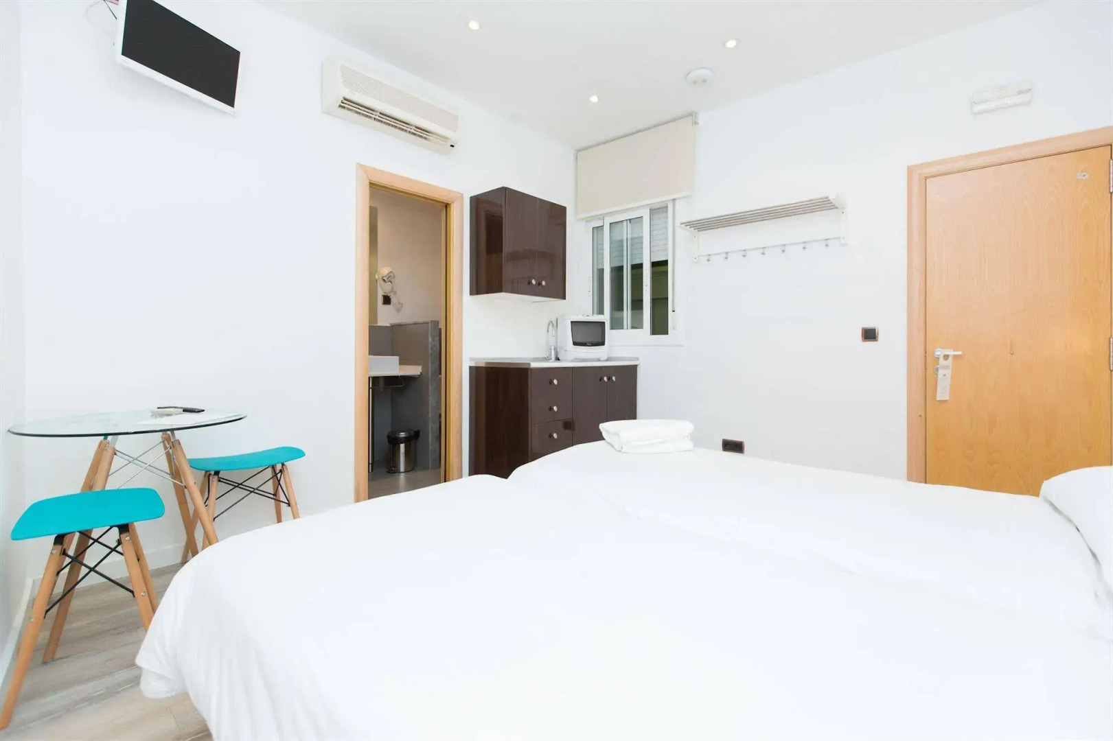 AinB Las Ramblas Colón Apartments