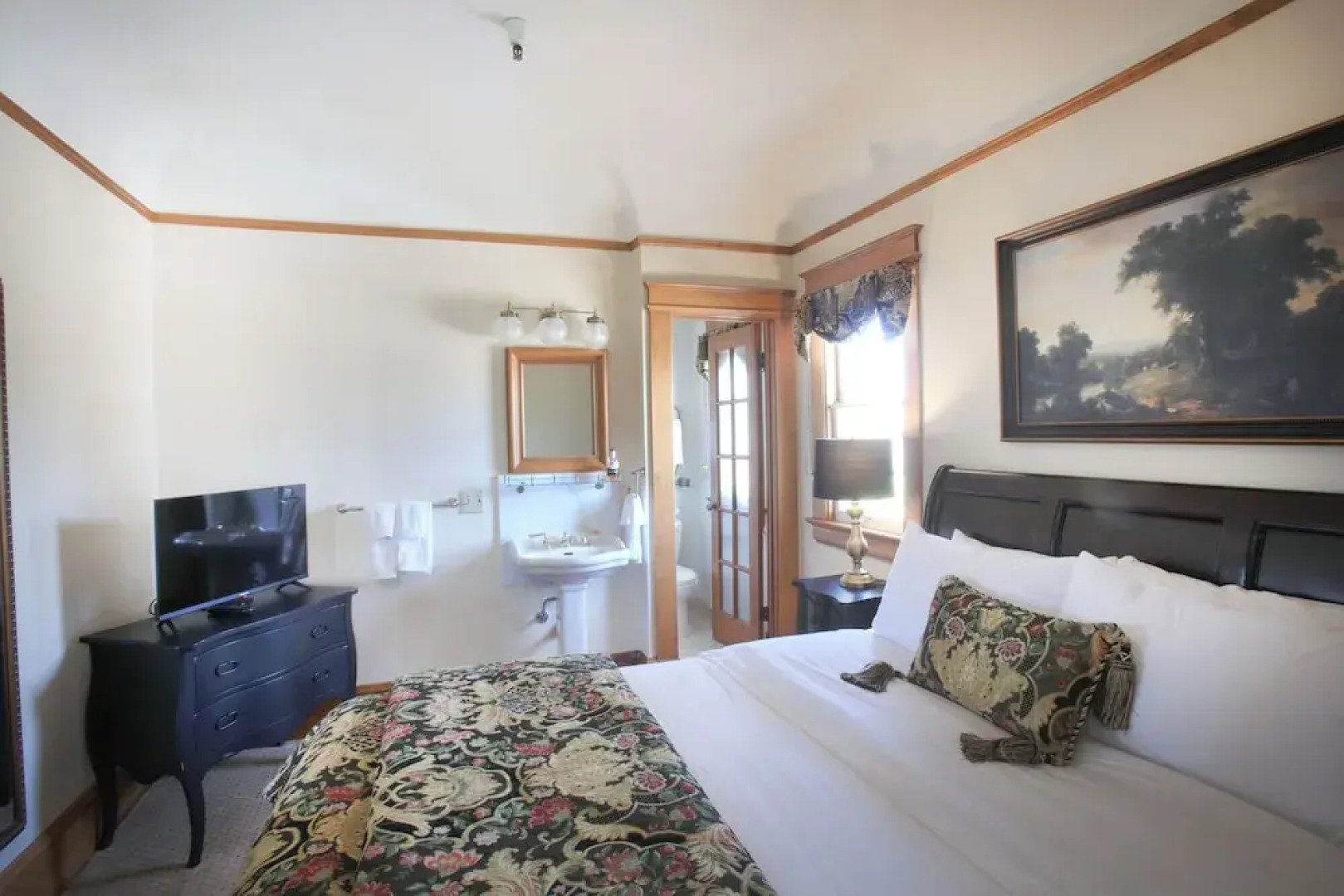 The Charles Pacific Grove - Artfully Designed Inclusive Inn