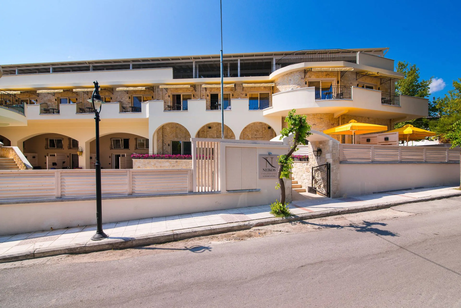 Neikos Luxury Suites