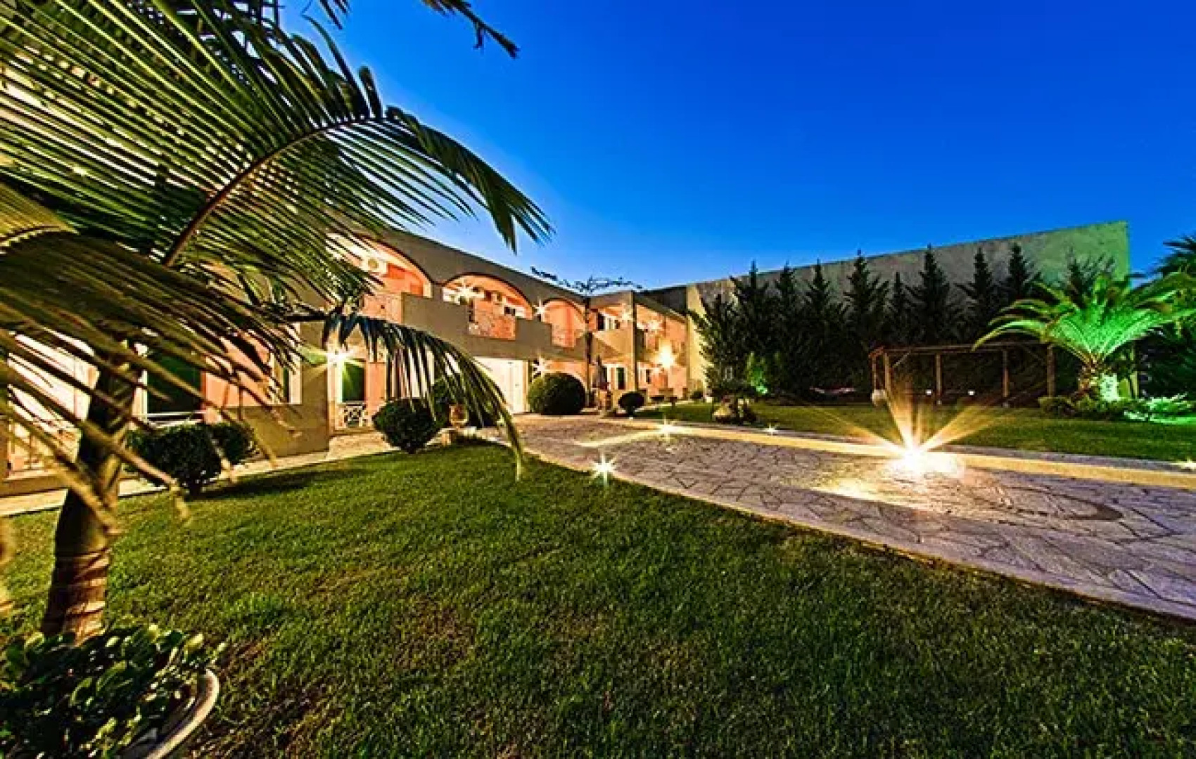 Remezzo Apartments & Studios