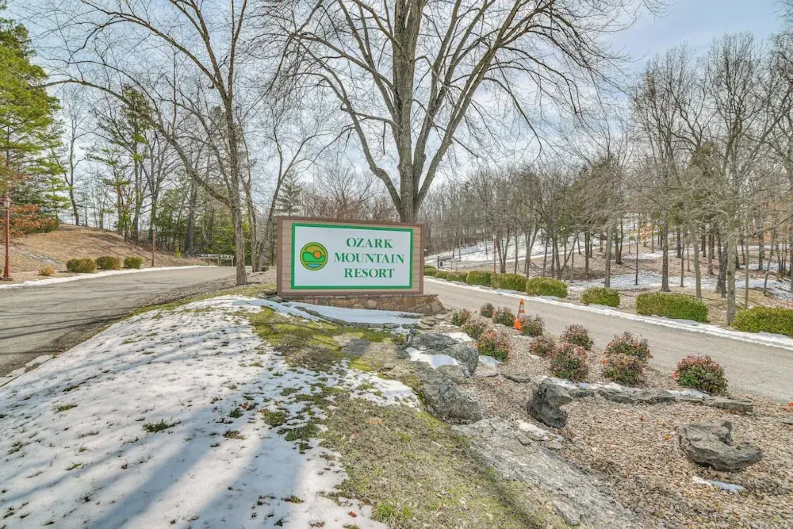 Resort Hot Tub Access! Table Rock Lake Condo