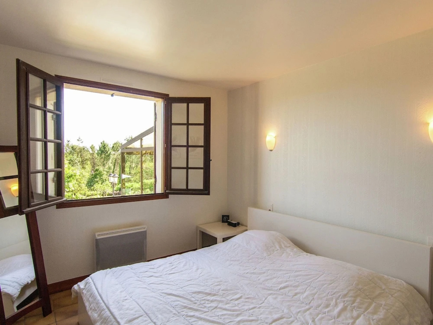 Cottage With Porch, Large Private Pool and Spacious Garden