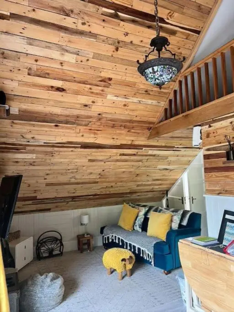 The Shed . A cosy, peaceful, 96% recycled, chalet.