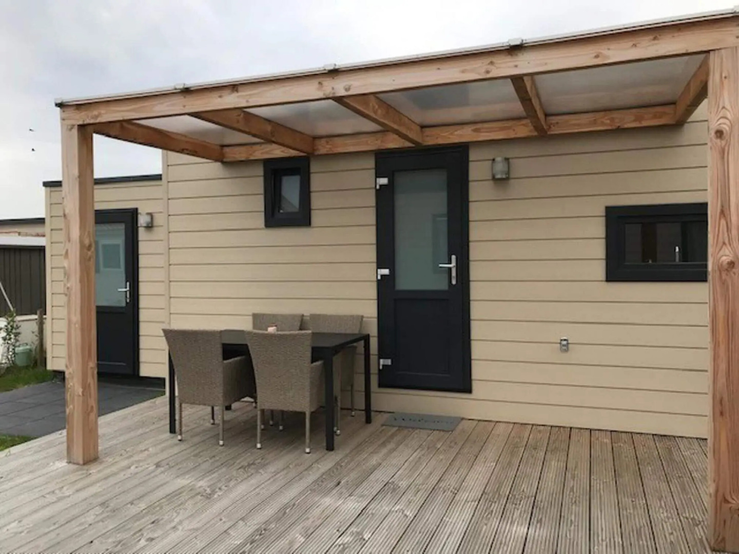 Well-kept chalet with air conditioning, on a holiday park, 1 km. from the beach