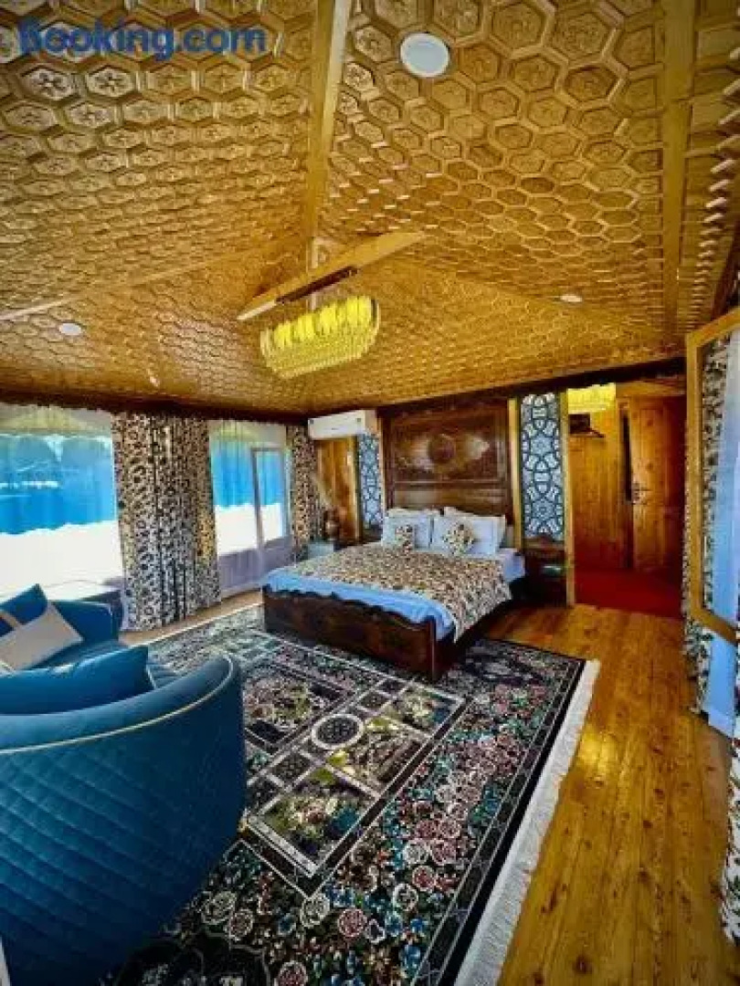 New Zenith Group of Houseboats