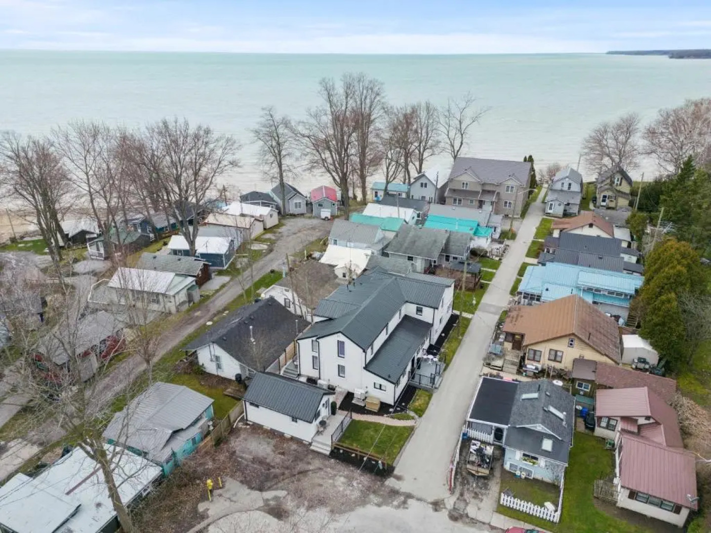 Lake Erie luxurious 2 BDR Condo with Beach access