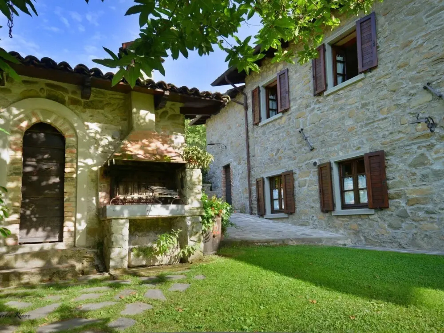 Lovely Farmhouse in Castiglione di Garfagnana with Hot Tub