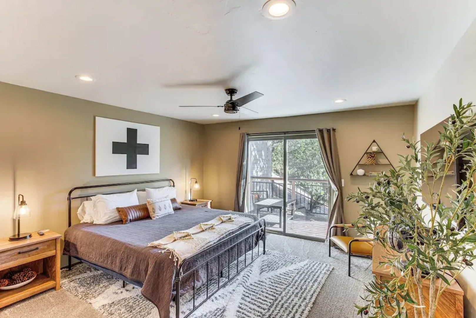 Lake Arrowhead Cabin: 4 Decks, Game Room + More!