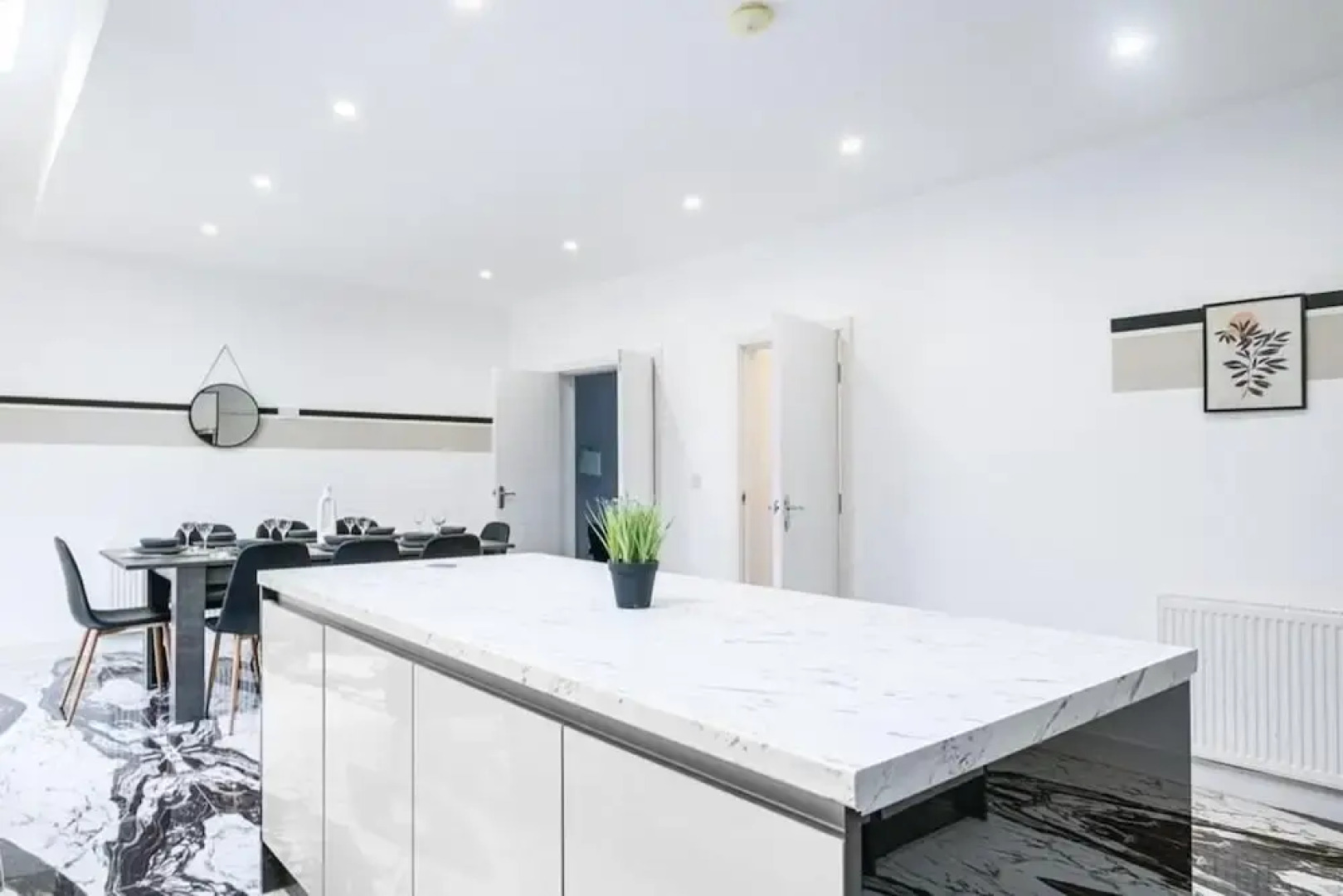 Elegant 5 Bedroom House/free Parking/yard