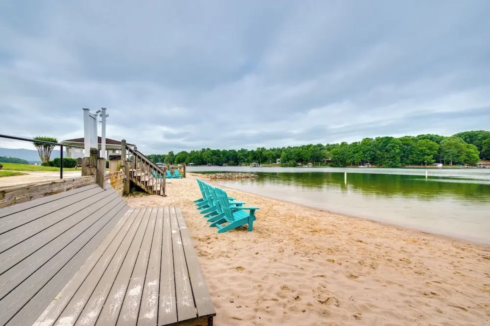 Pool & Lake Access: Mariners Landing Resort Studio