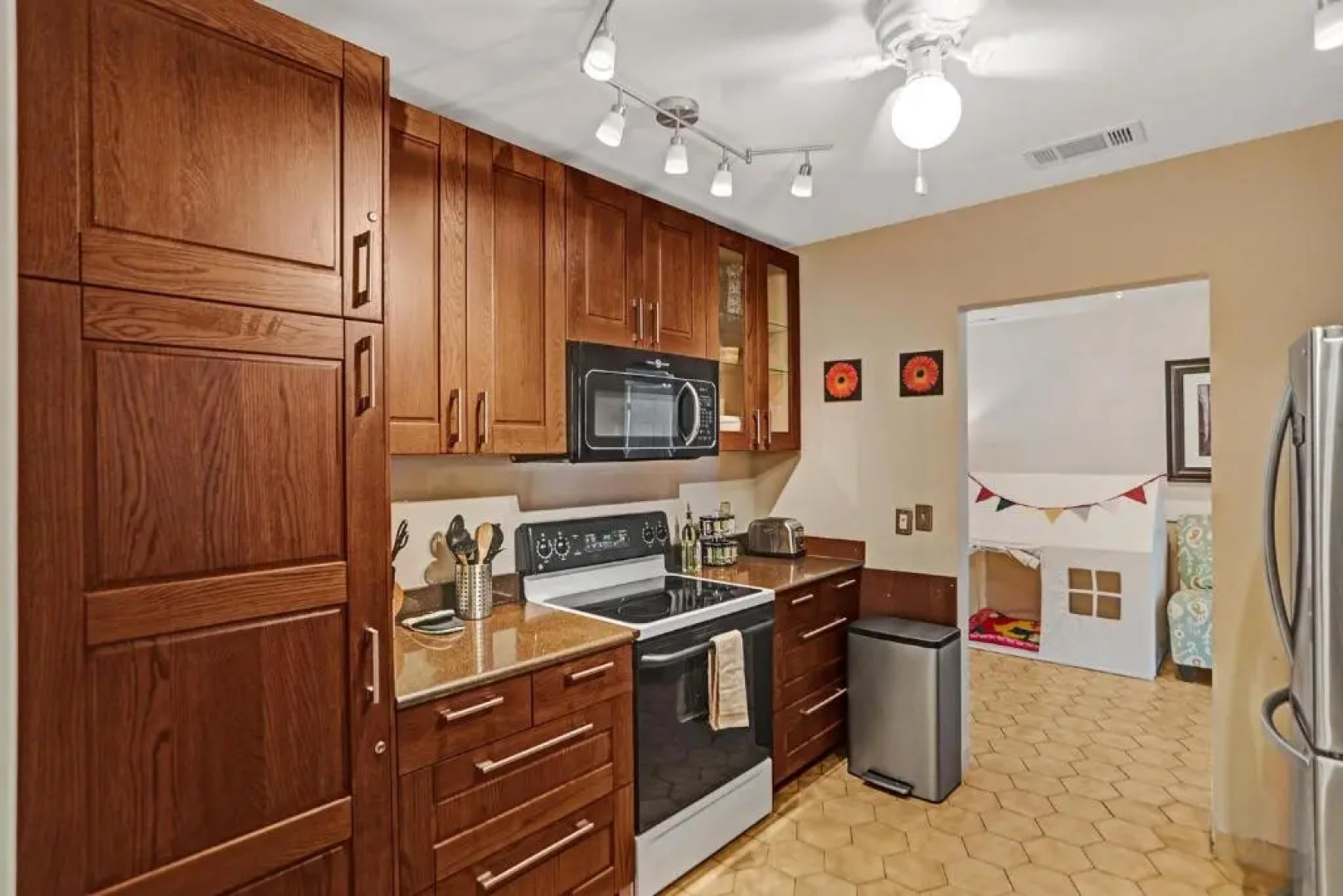 NEW Adorable Villa 7 min to Beach Trampoline