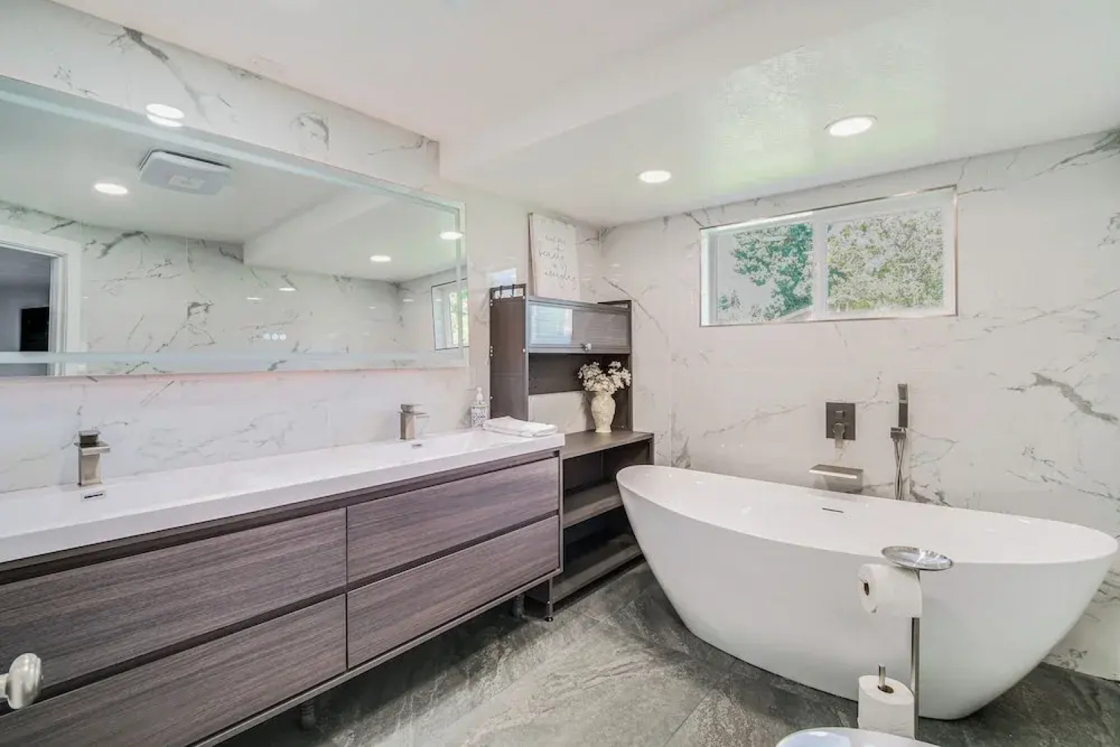 Lovely Riverfront Grants Pass Home: Pool & Hot Tub