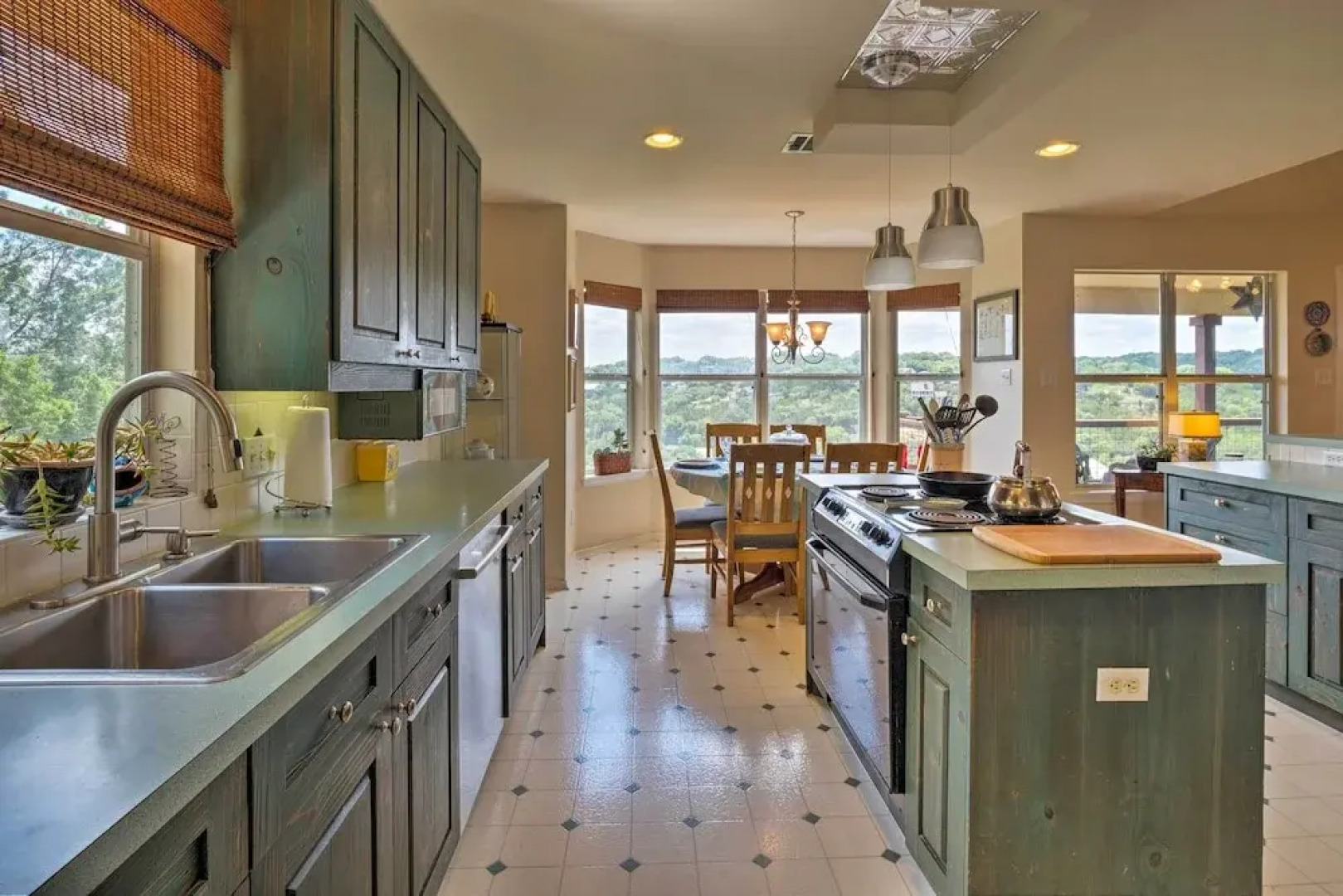 2 Furnished Decks & Lake Views: Austin Escape