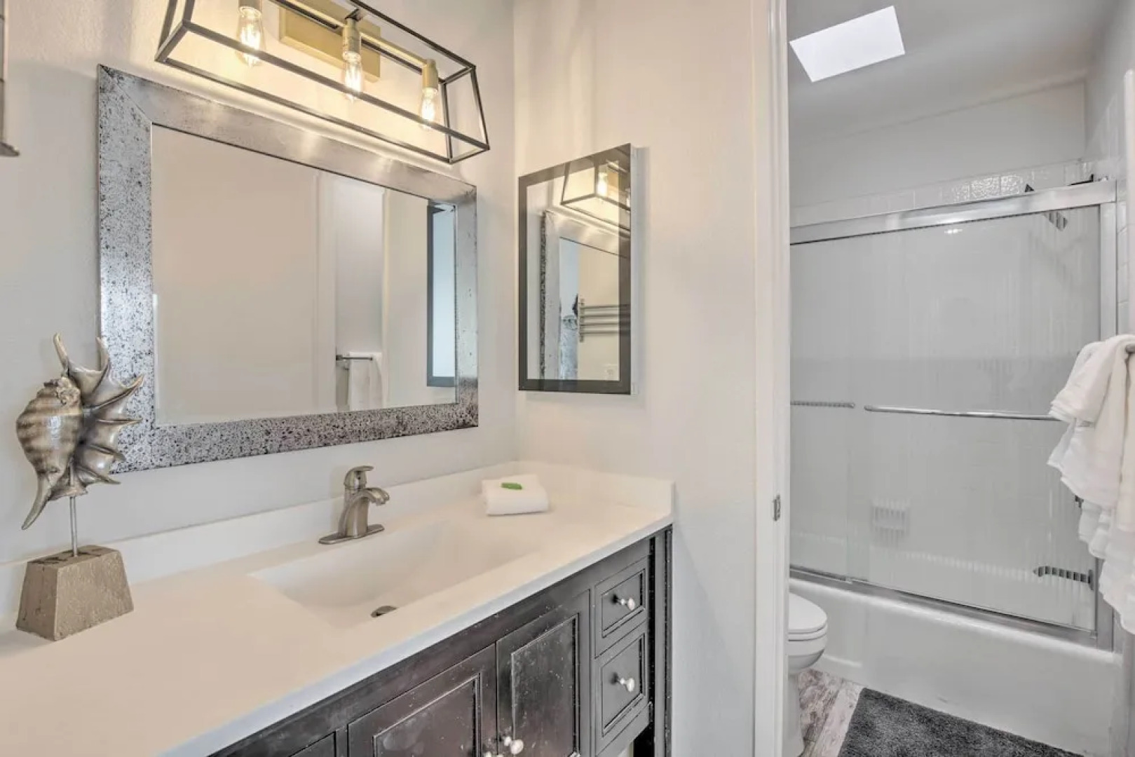 Charming Oceanside Condo w/ Beach & Pool Access!