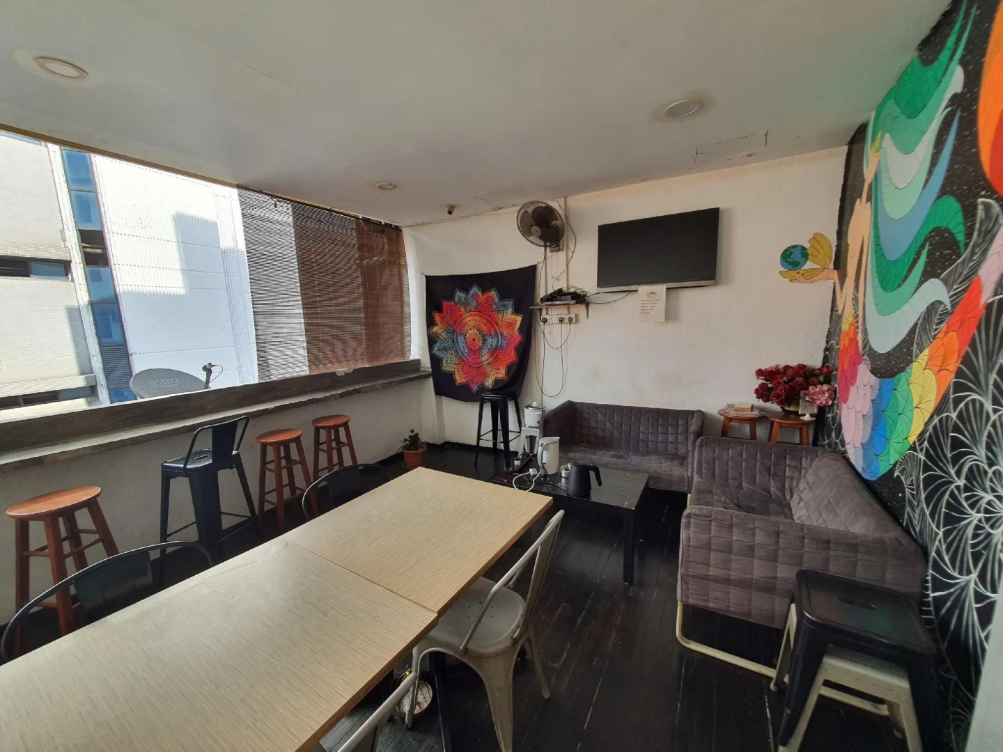 SPOT ON 90236 Zigzag Travellers Home - Hostel