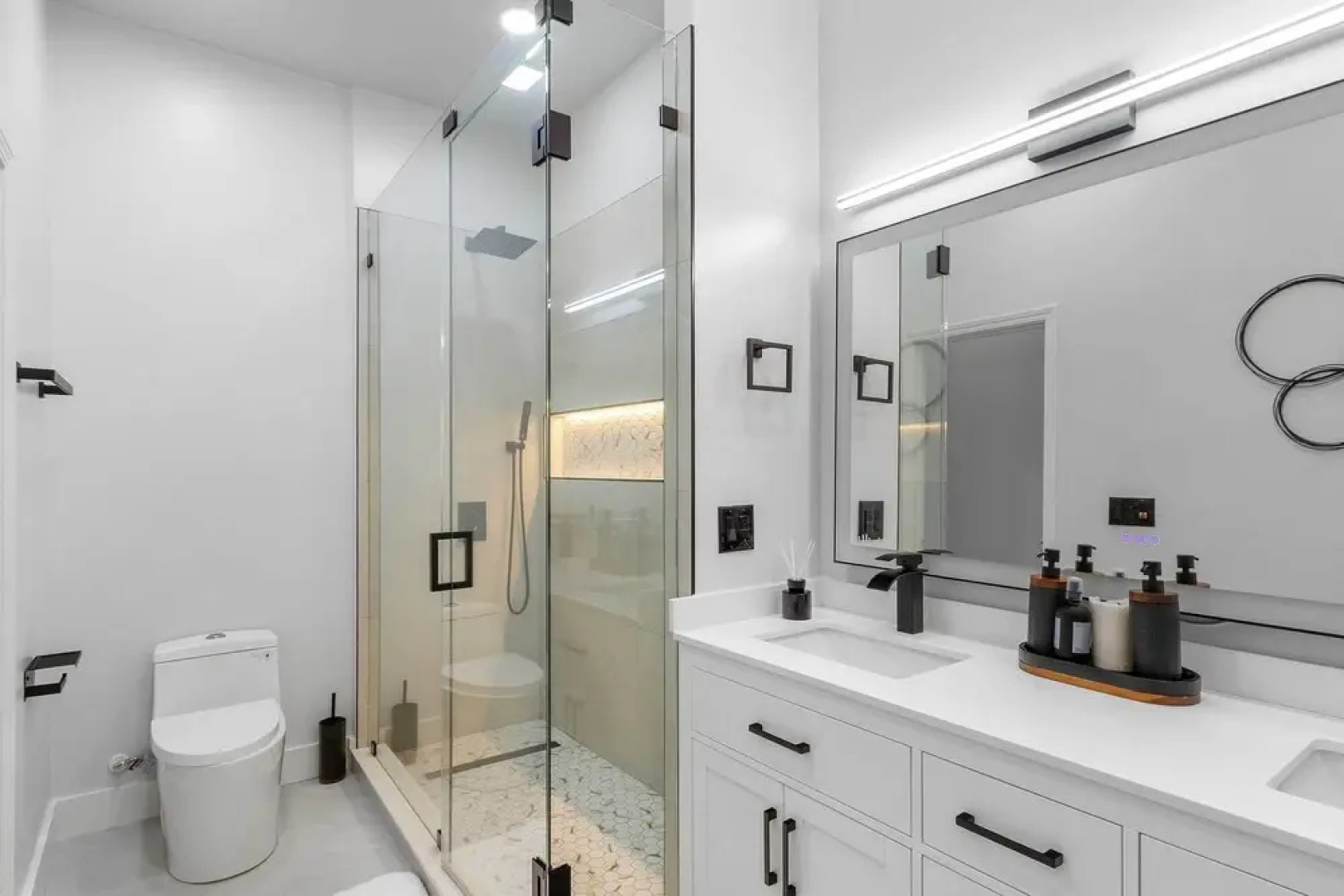 Hiking On-site: Mtn-view Burnsville Condo!