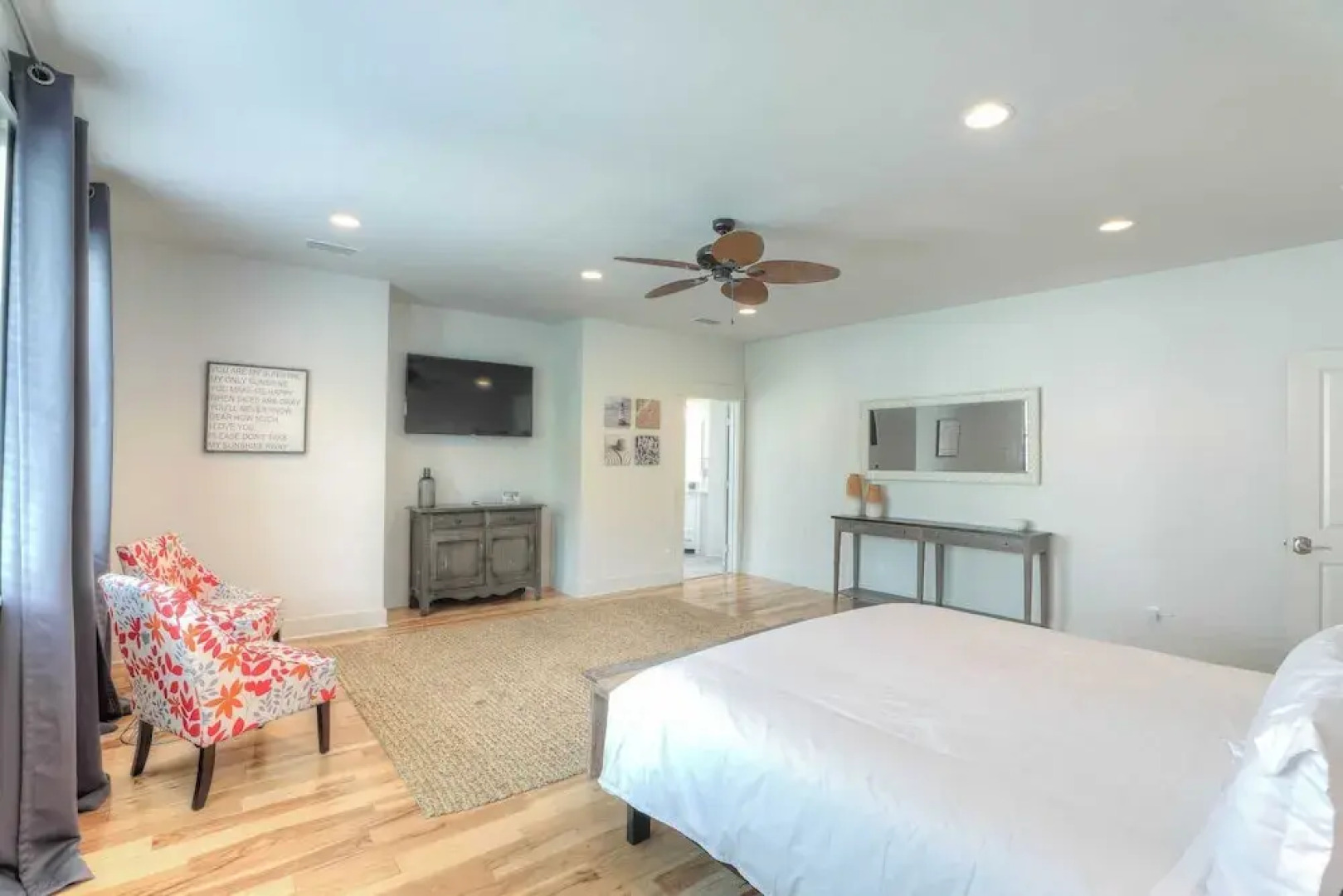 Dunn Inn 2 by Avantstay Walk to Beach, Pool Access, Sleeps 17!