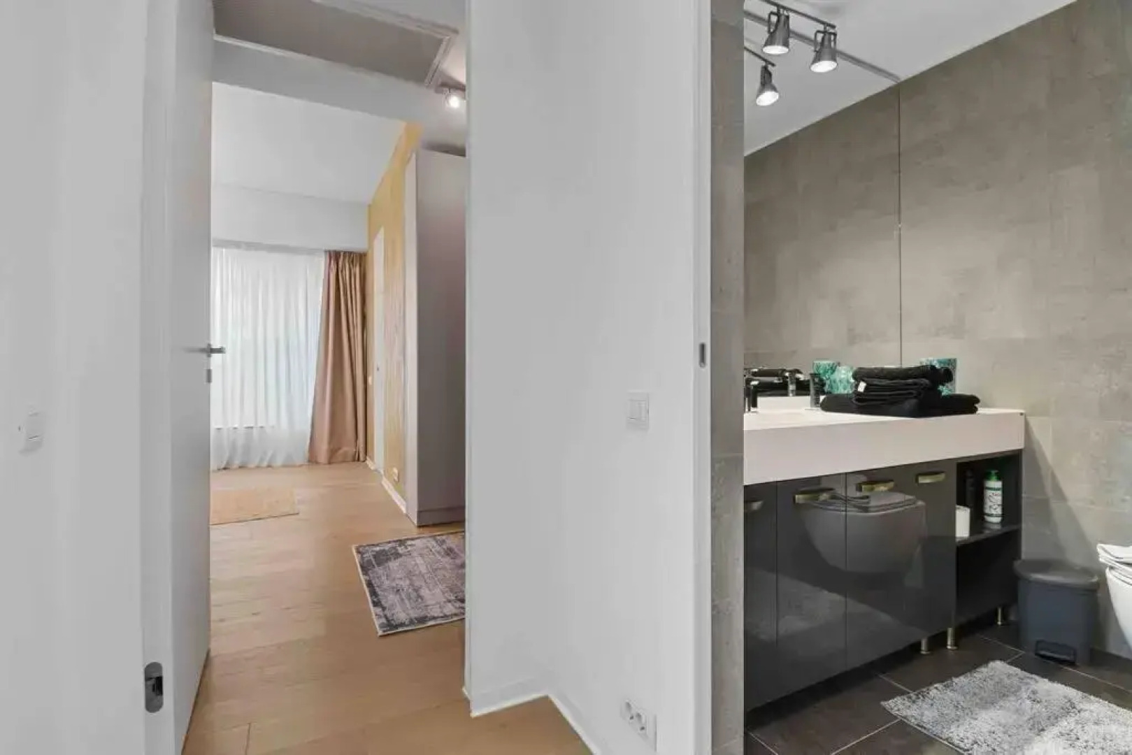 Lake Panorama Loft 5 star Location, Queen Bed, Views