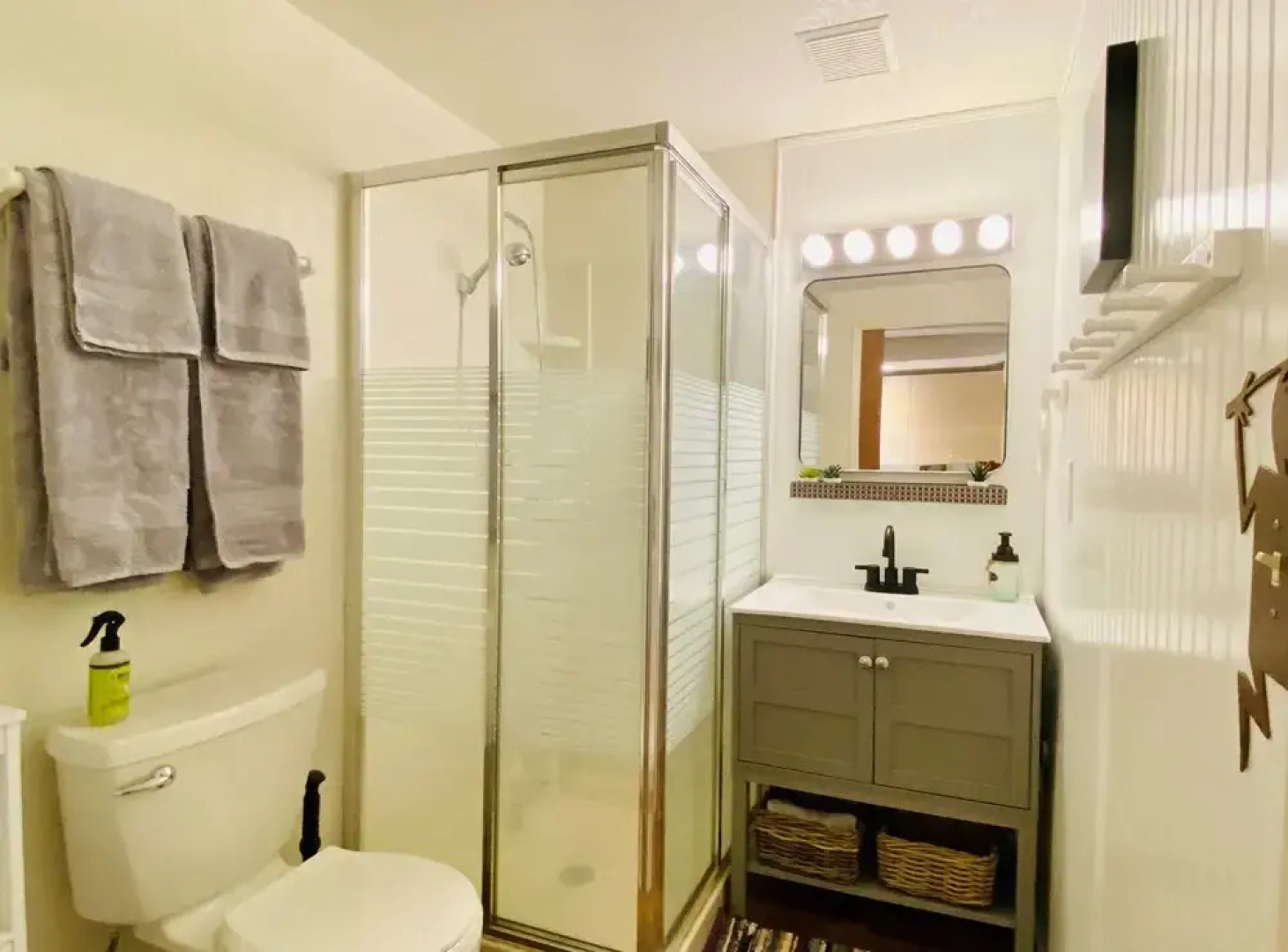 Lilac Cabin Family-friendly Highspeed Wi-fi 3 Bedroom Home by RedAwning