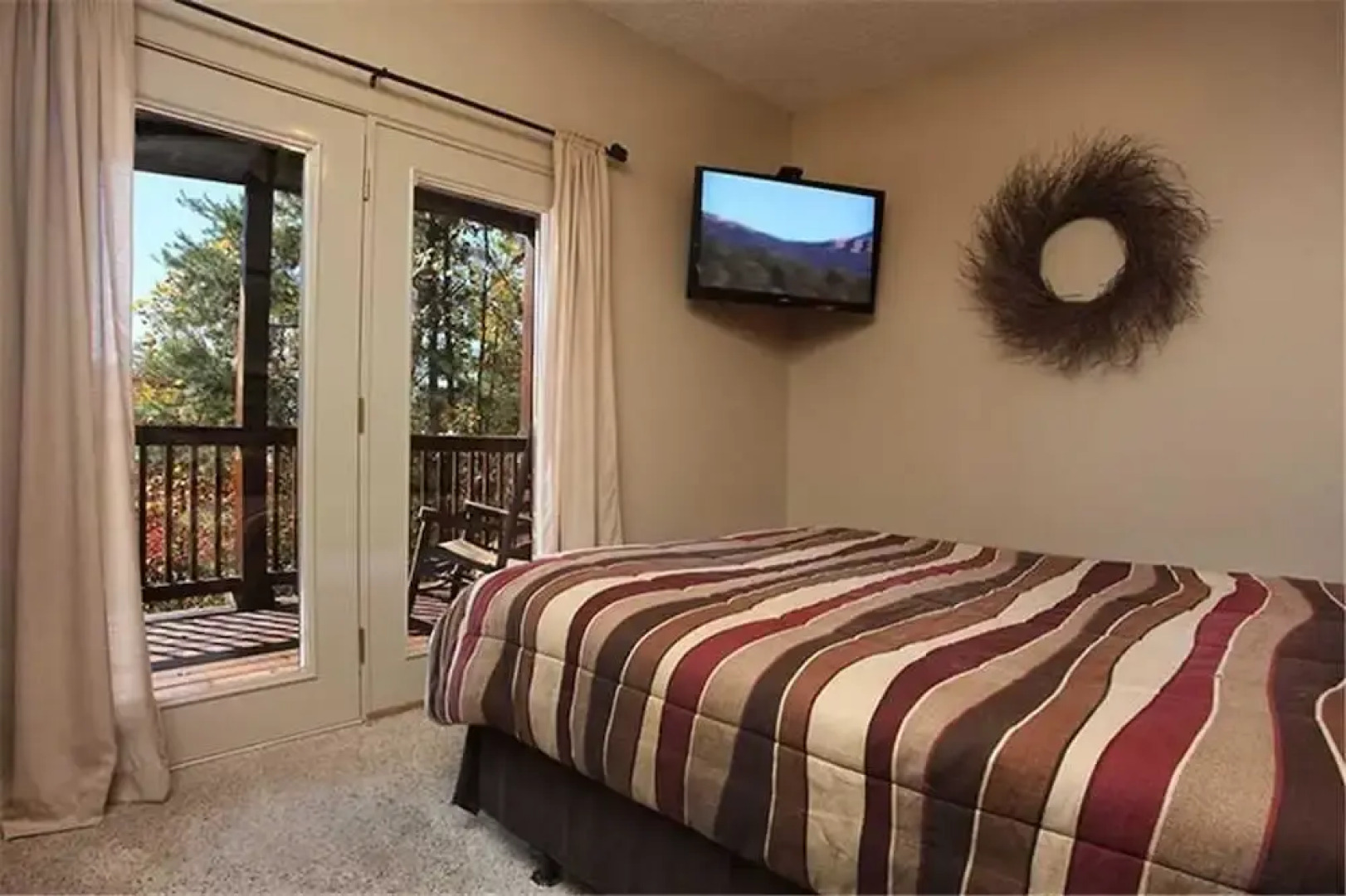 On Eagles Wings 2 Bedroom Mountain View Home with Hot Tub