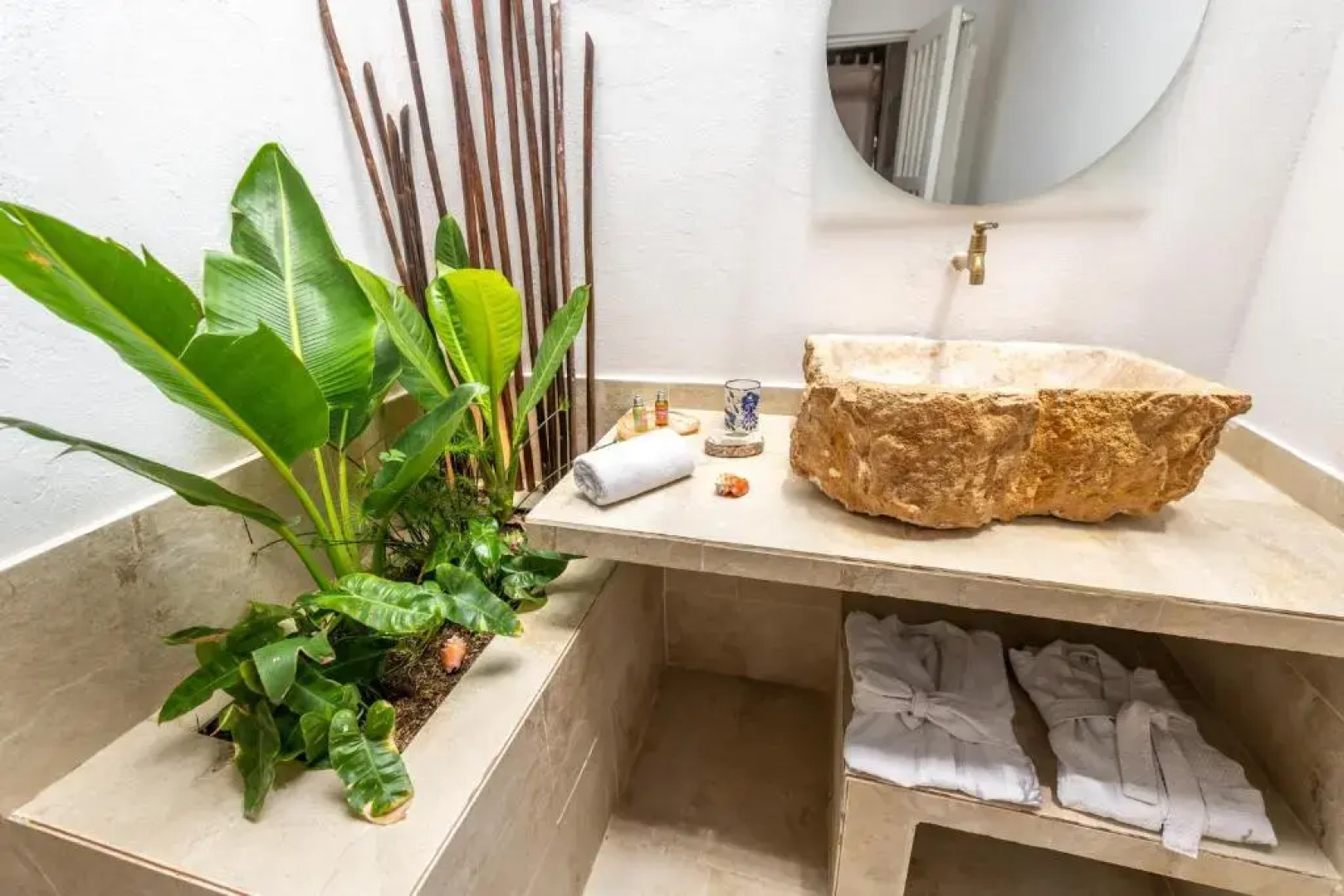 Isla Rosa Boutique by NOMAD GURU