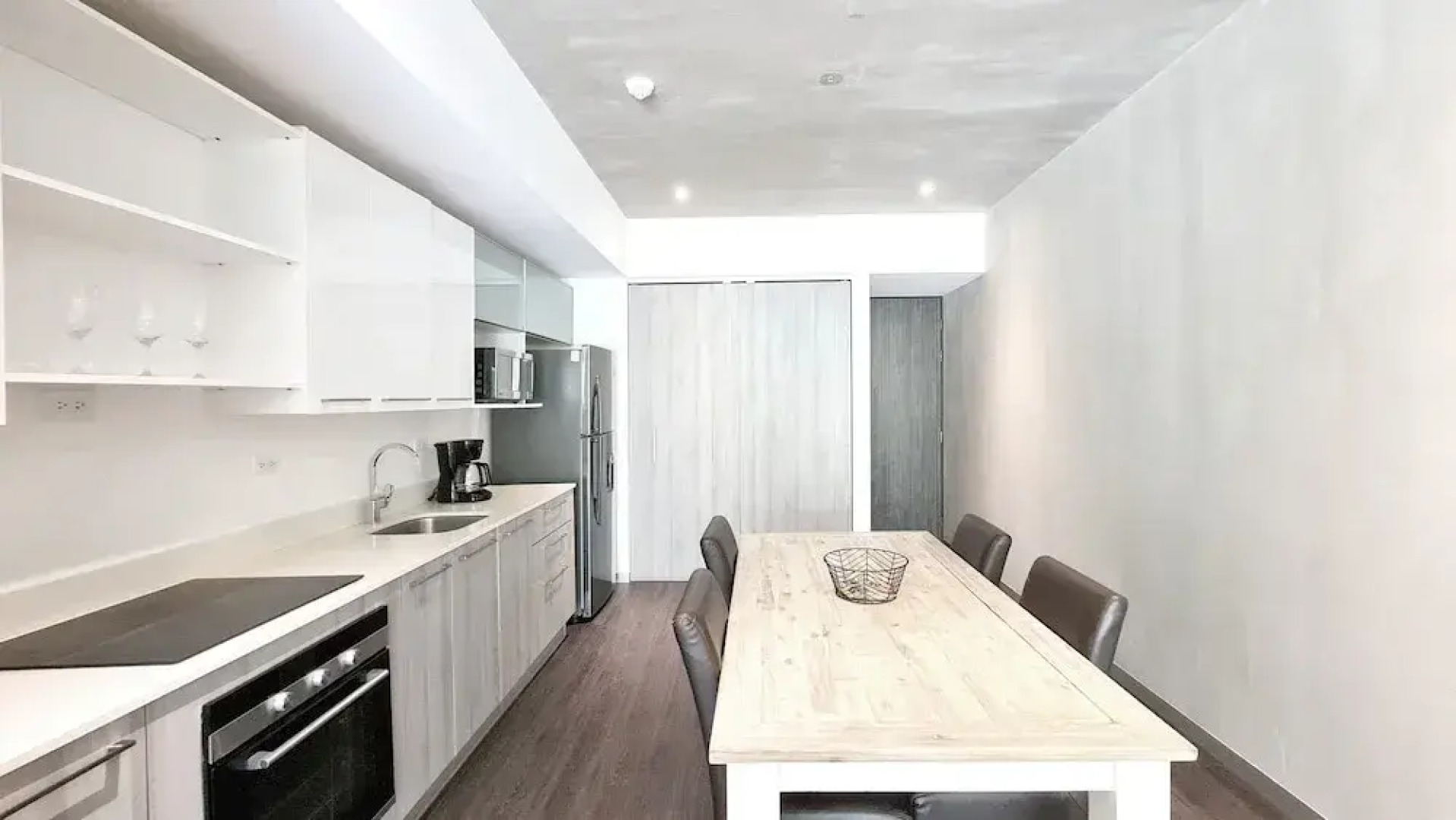 BEE Suites Santa Ana