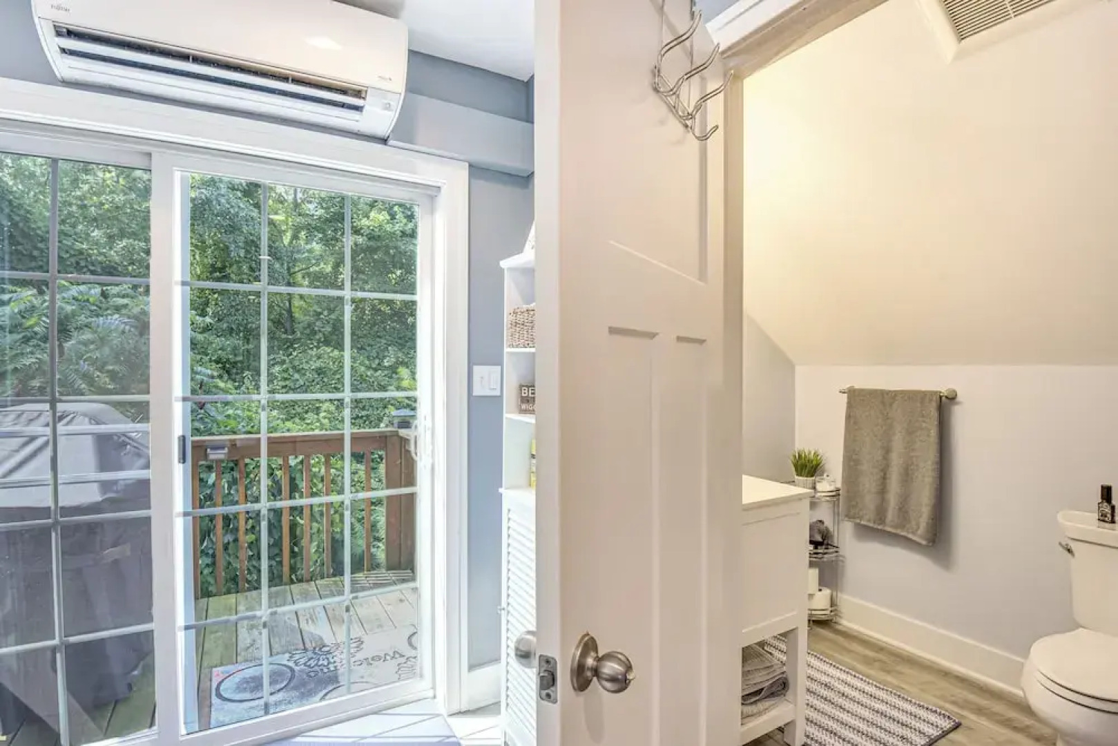 Benton Harbor Apt w/ Balcony + Fire Pit