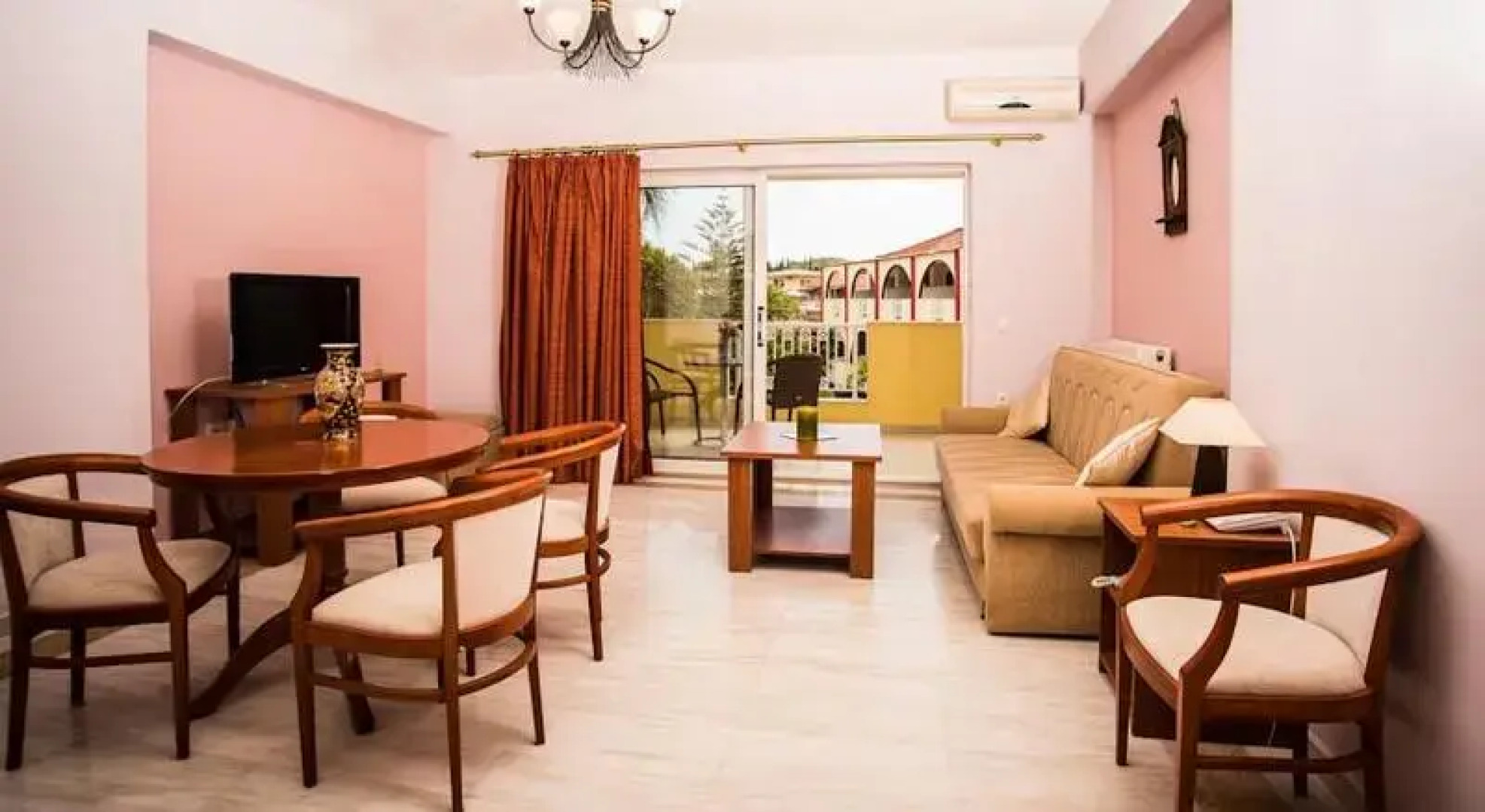 Oscar Villa & Studios