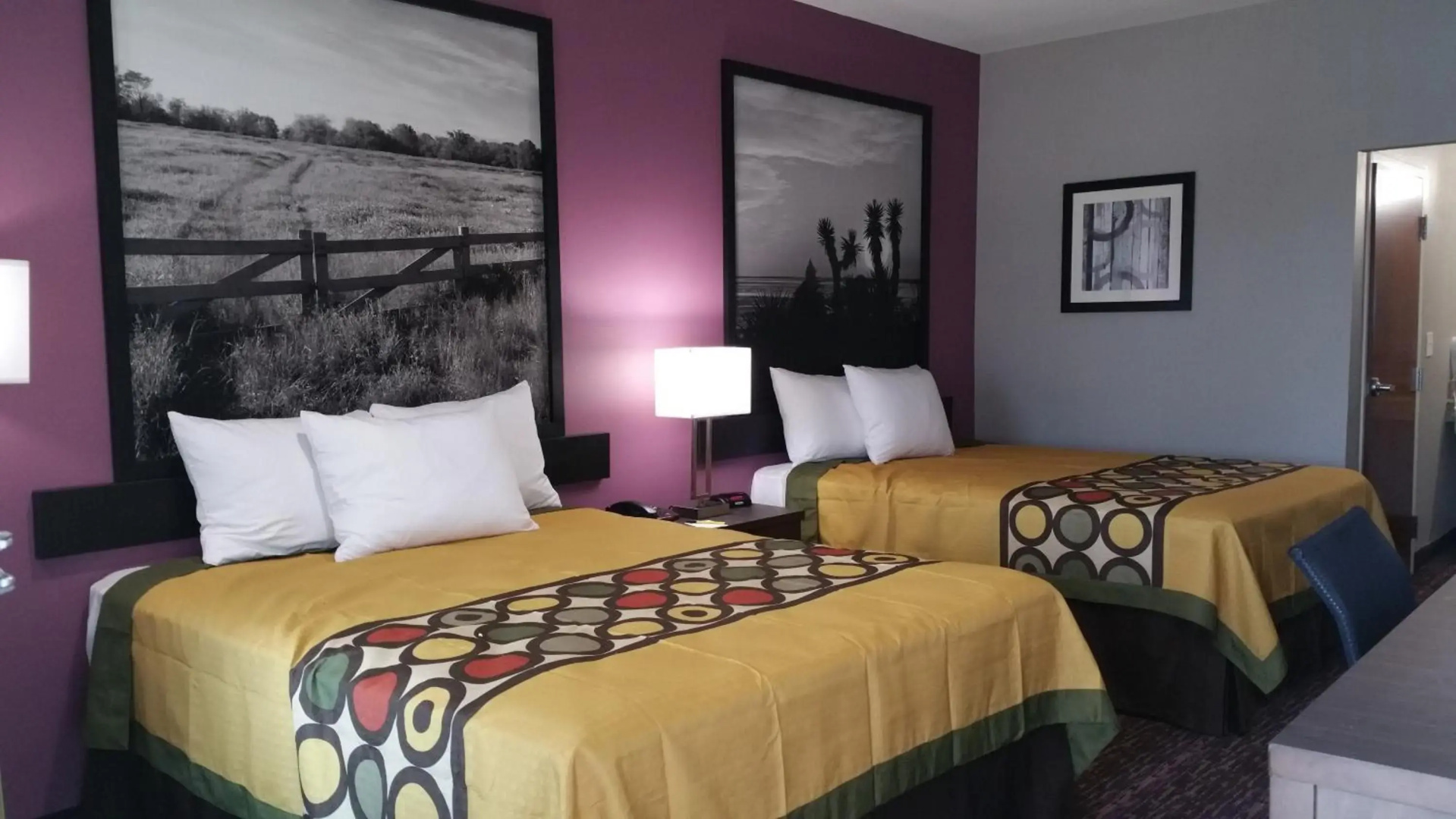 Super 8 by Wyndham Carrizo Springs