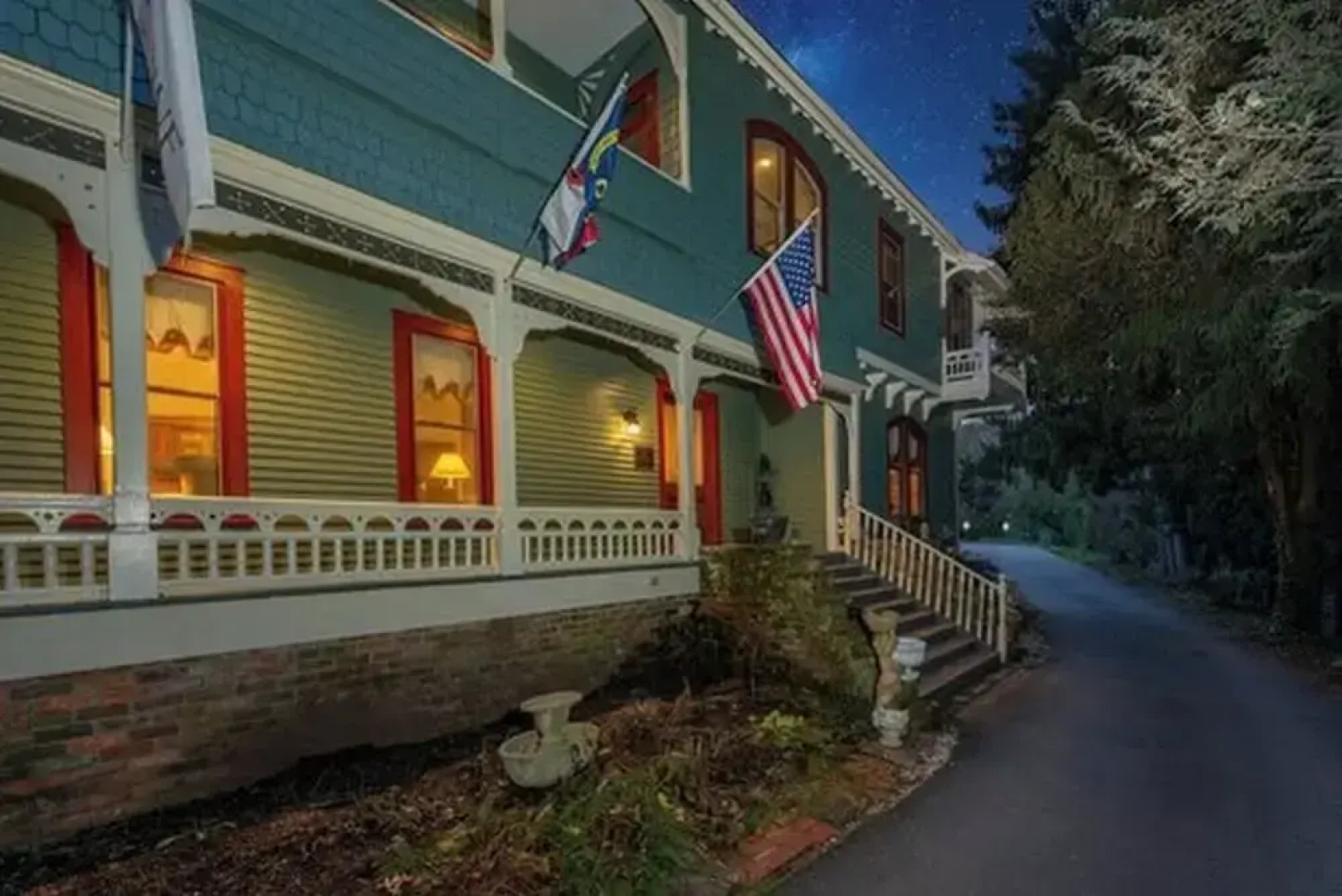 Honey Hill Inn & Cabins at Engadine