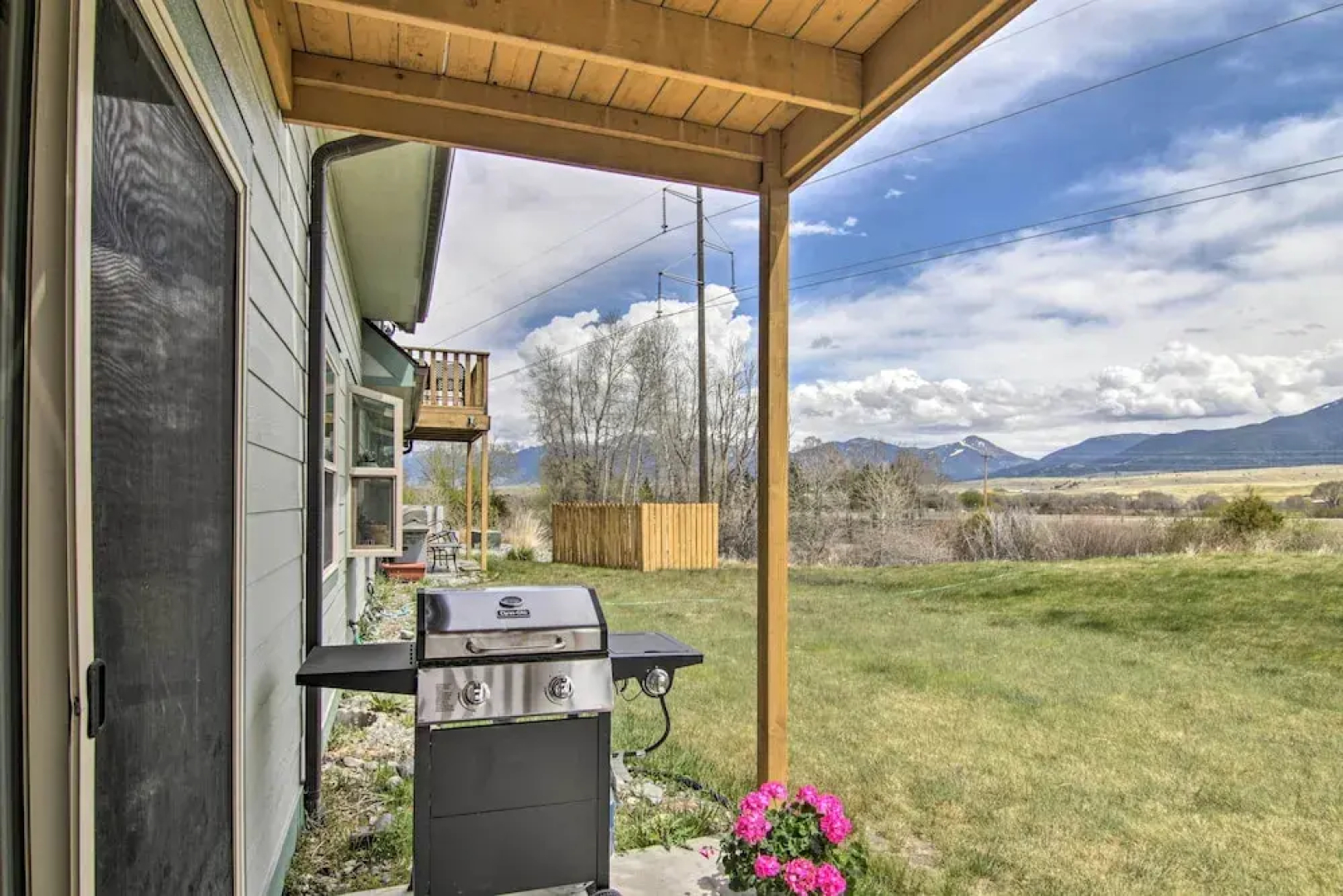 Airy Emigrant Townhome w/ Sweeping Mtn Views!