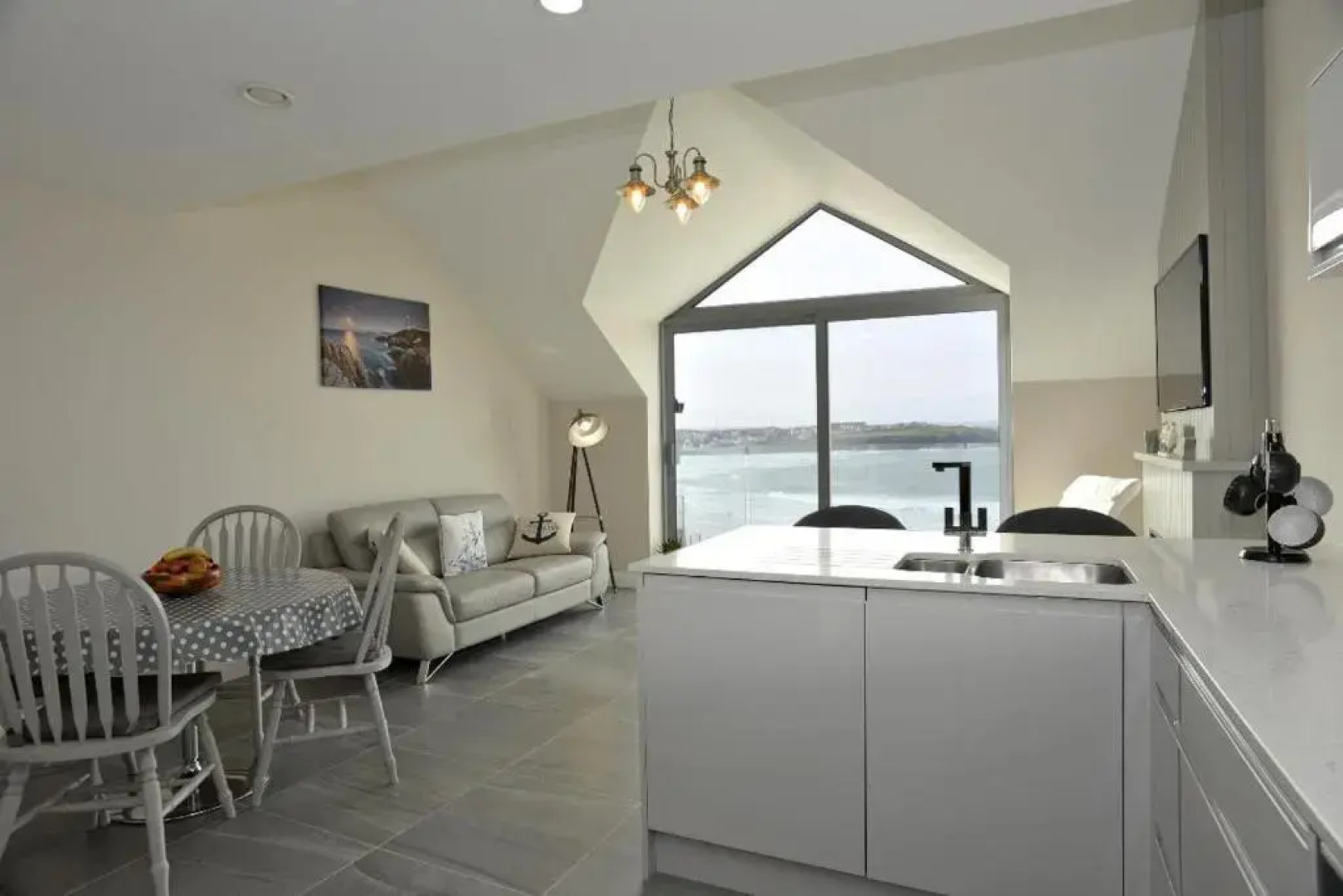 Apartment 10, SOUTH PIER, 13-14 Kerr Street,