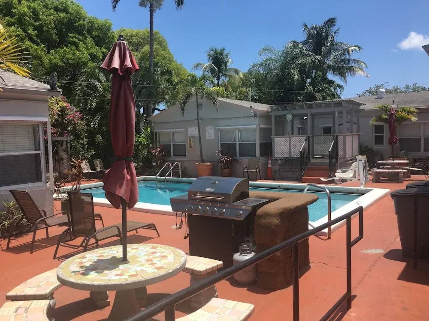 Richards Motel Courtyard