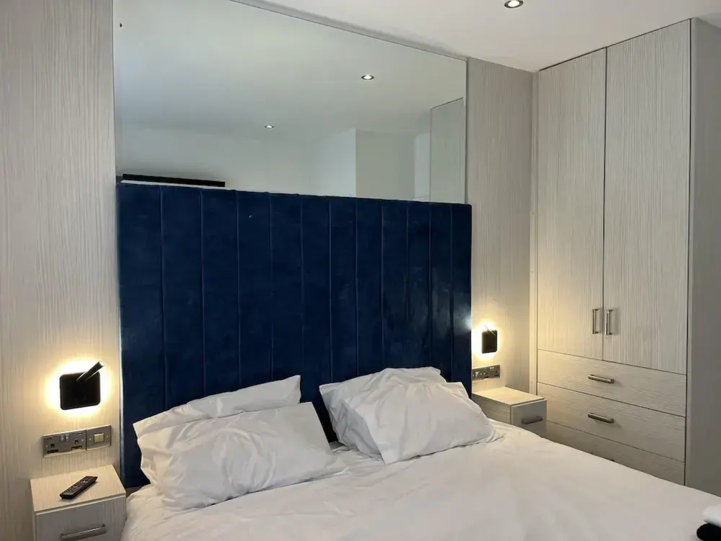 3 Bedrooms - 6 Guests - Fireplace - Near Beach