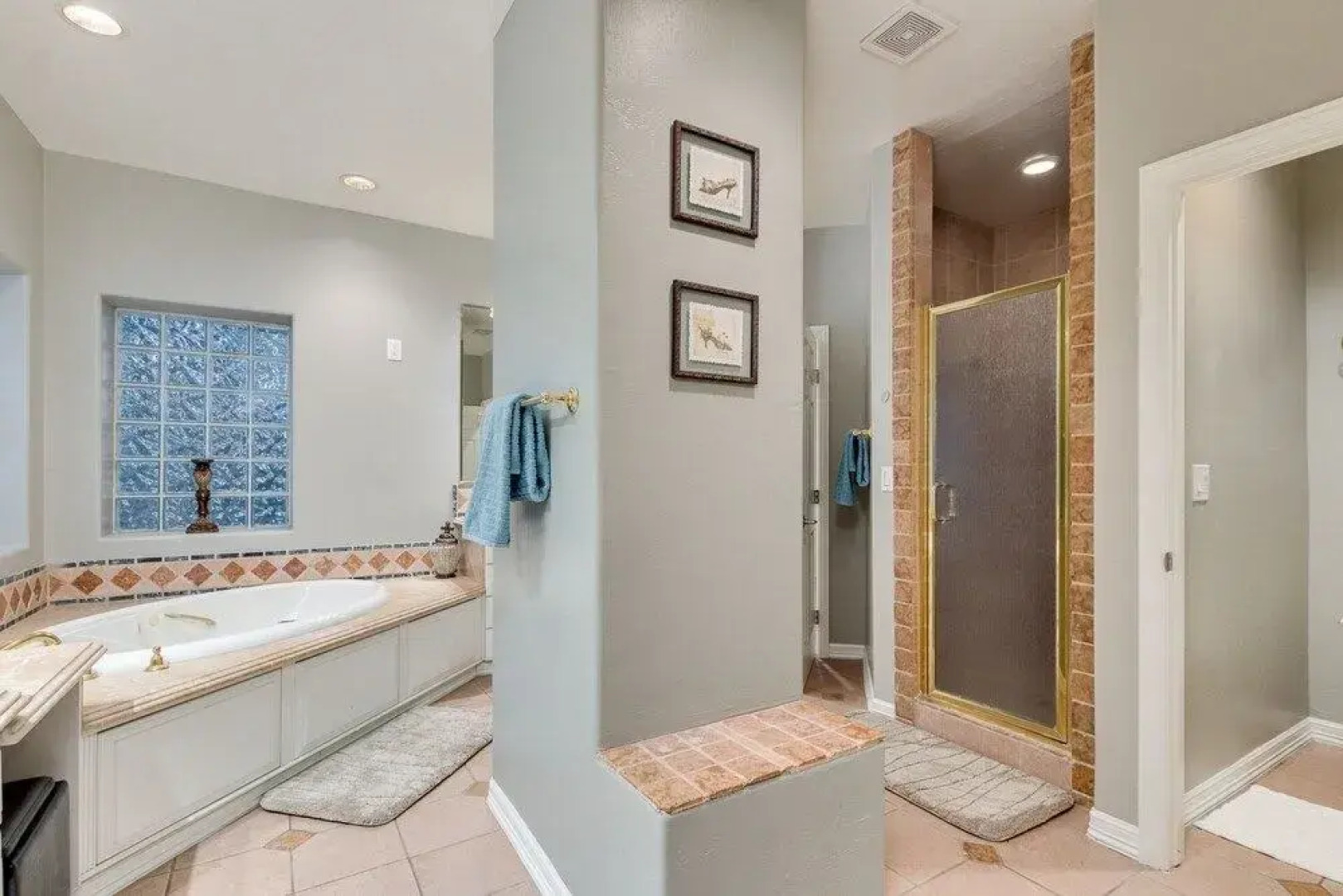 Stunning Waterfront Paradise! Sleeps 16! Heated Pool/Spa and Lots of Fun! by RedAwning